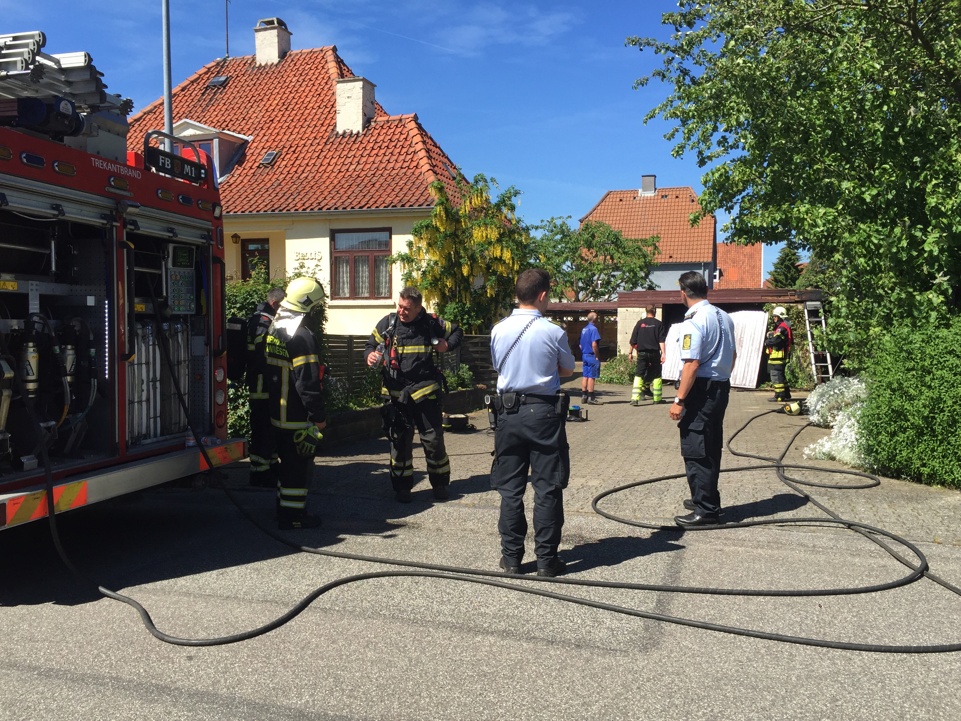 VIDEO: BRAND PÅ LÆRKEVEJ: RØG FRA GARAGE