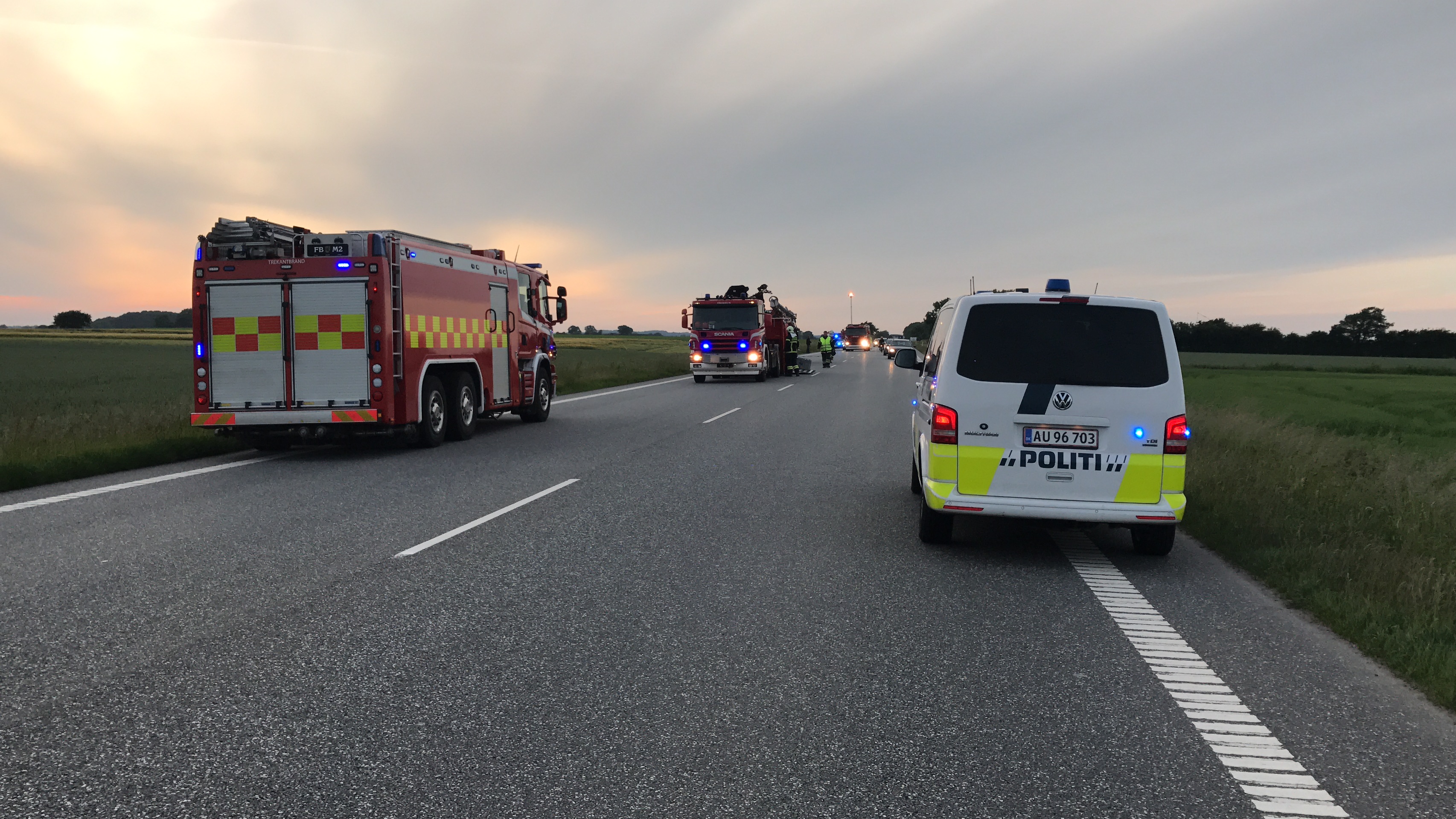 KEMIKALIER VÆLTEDE UD PÅ VEJLE LANDEVEJ OG I GRØFT