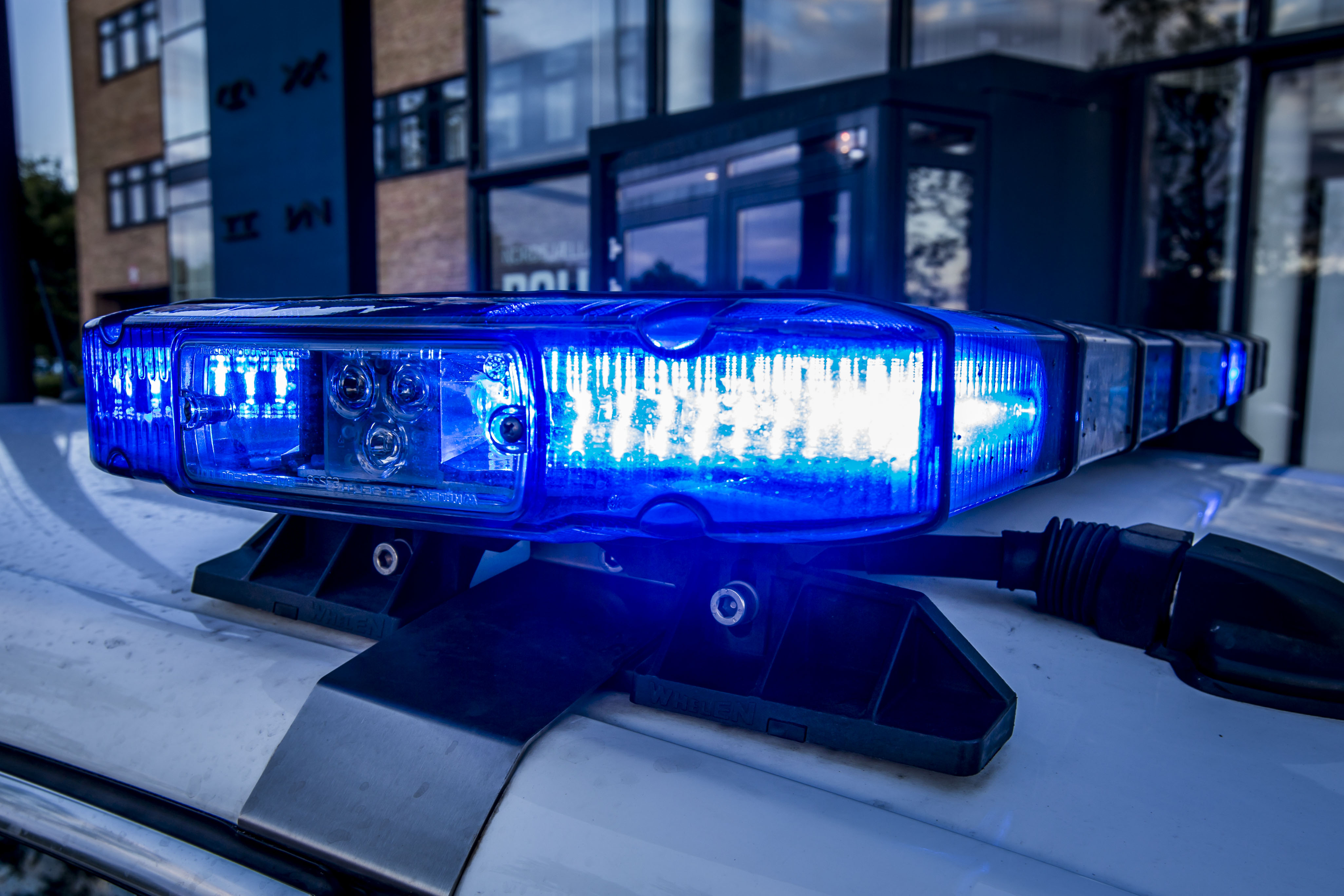 KRAFTIG RØGUDVIKLING FRA KÆLDER I BOLIGBLOK