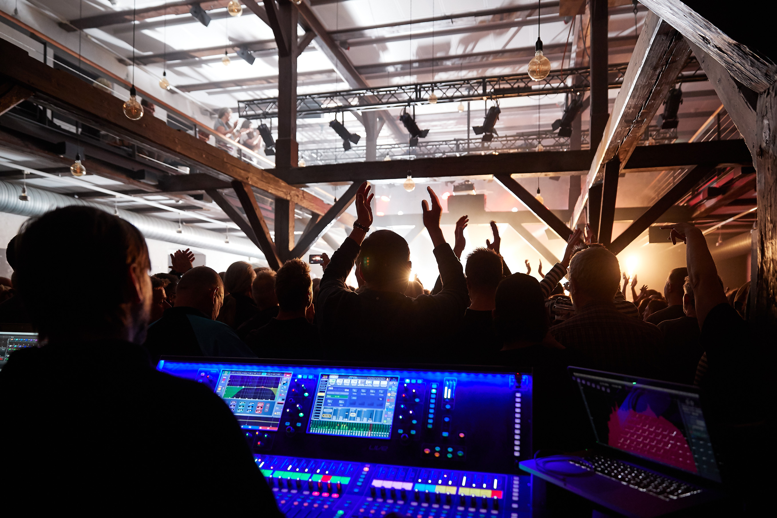 TRE BANDS LEVERER FEST OG FARVER PÅ UNGDOMSHUSETS SCENE