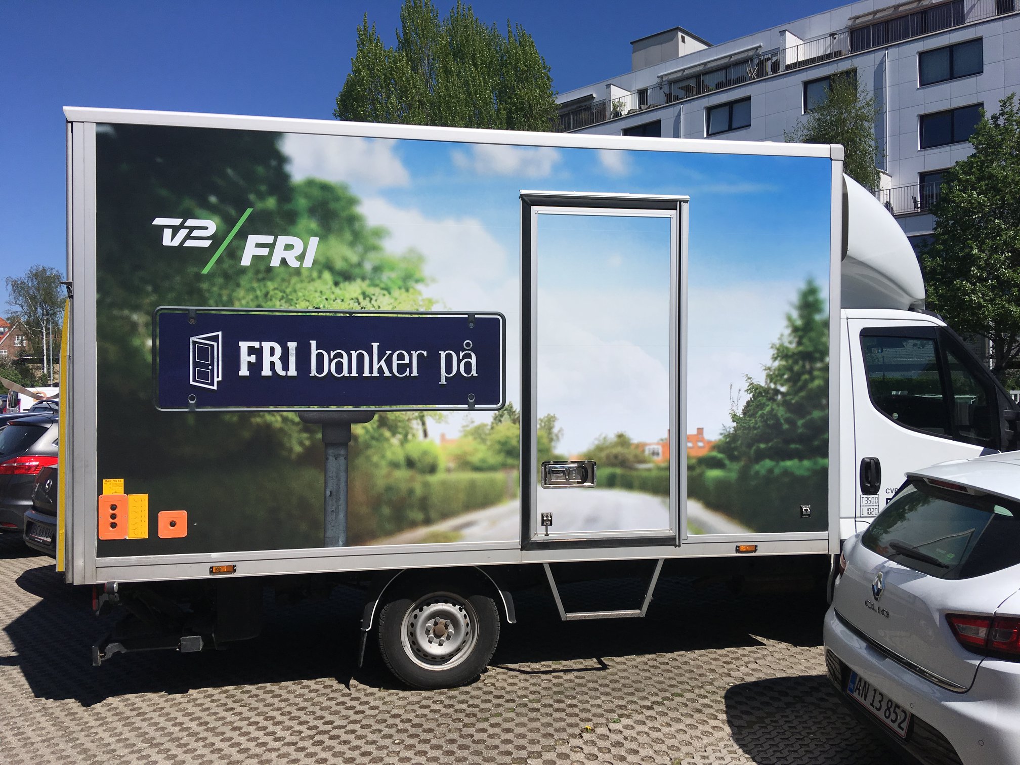 HVIS DET BANKER PÅ DIN DØR D. 21. ELLER 22. JUNI KAN DET VÆRE TV2FRI DER KOMMER PÅ BESØG