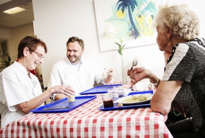 MINISTER SPISTE MED PATIENTERNE