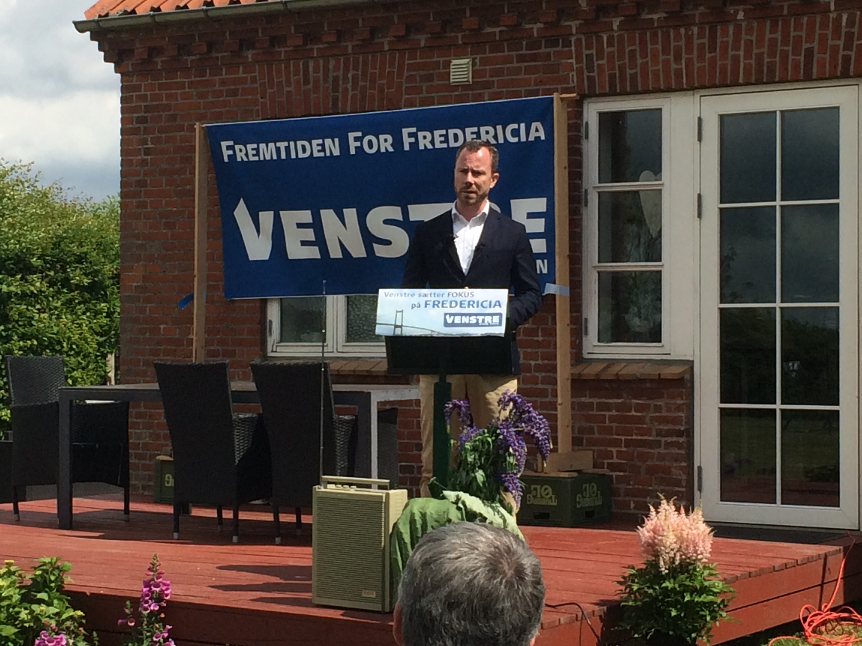GRUNDLOVSDAG : VENSTRE HOLDT GRUNDLOVSMØDE UNDER ÅBEN HIMMEL