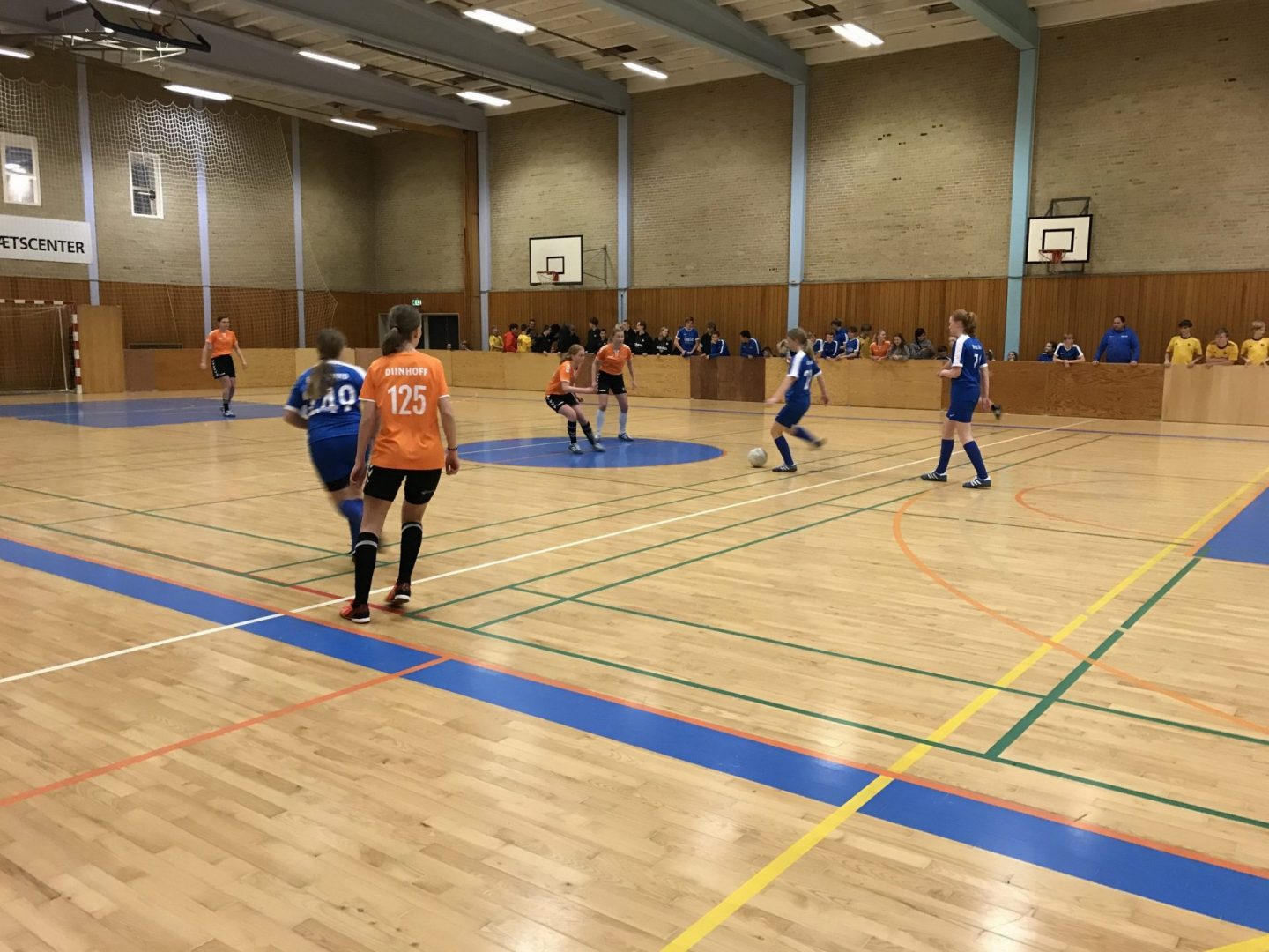 EFTERSKOLER KÆMPEDE OM BOLDEN I FREDERICIA IDRÆTSCENTER