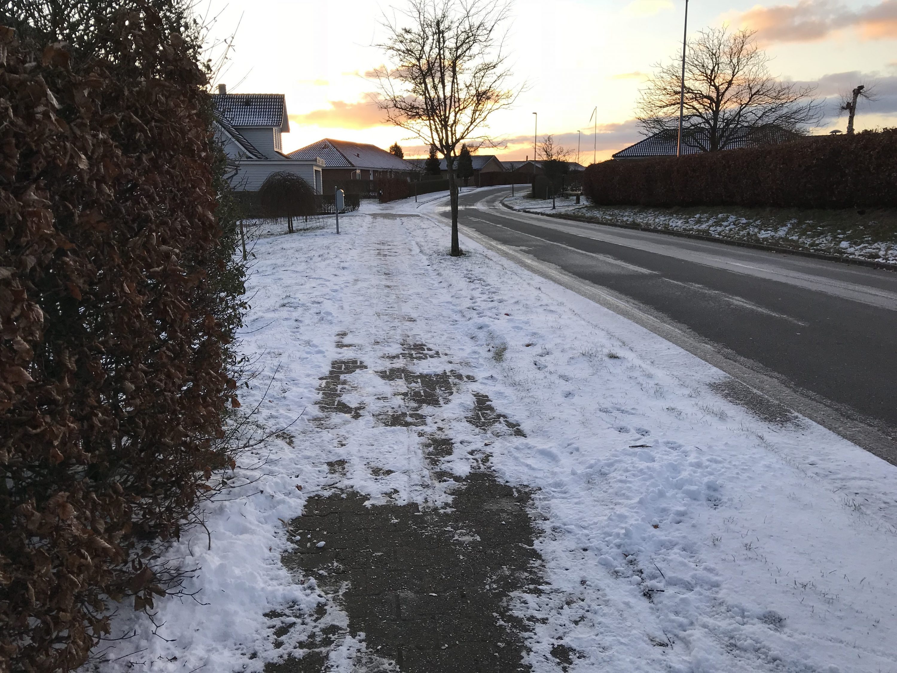 SNEEN VÆLTEDE SØNDAG MORGEN NED OVER FREDERICIA -MEN HVORDAN ER DET NU REGLERNE FOR SNERYDNING ER?