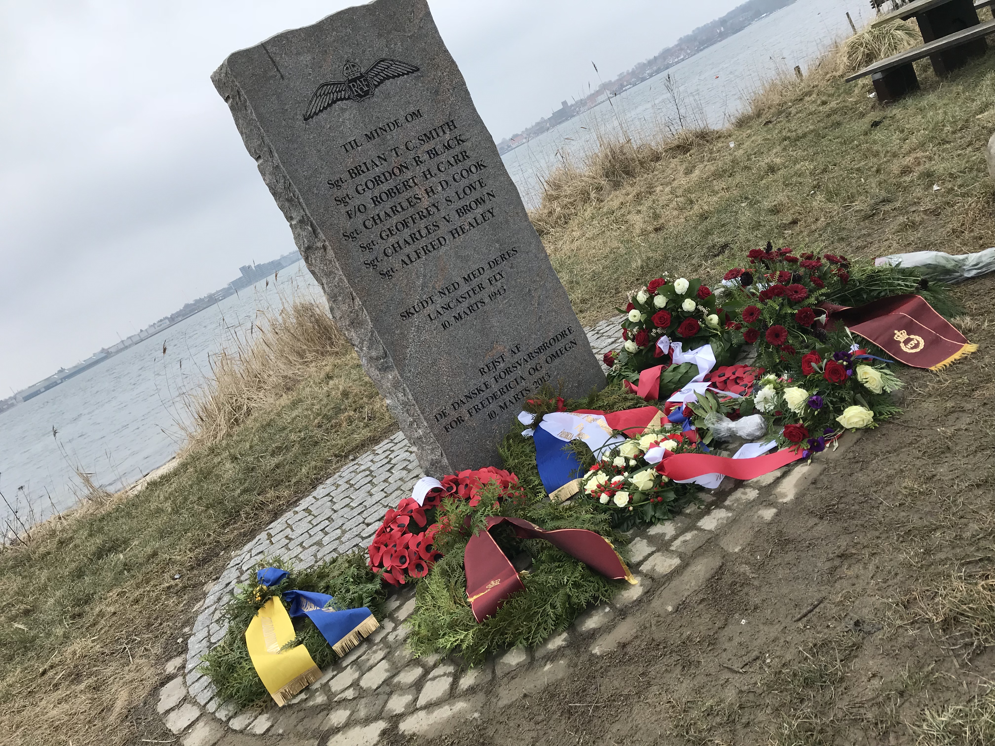 SE TV-INDSLAG: Besætning på Lancaster ED-305 mindet – Styrtede ned i Lillebælt tæt på den gamle Lillebæltsbro