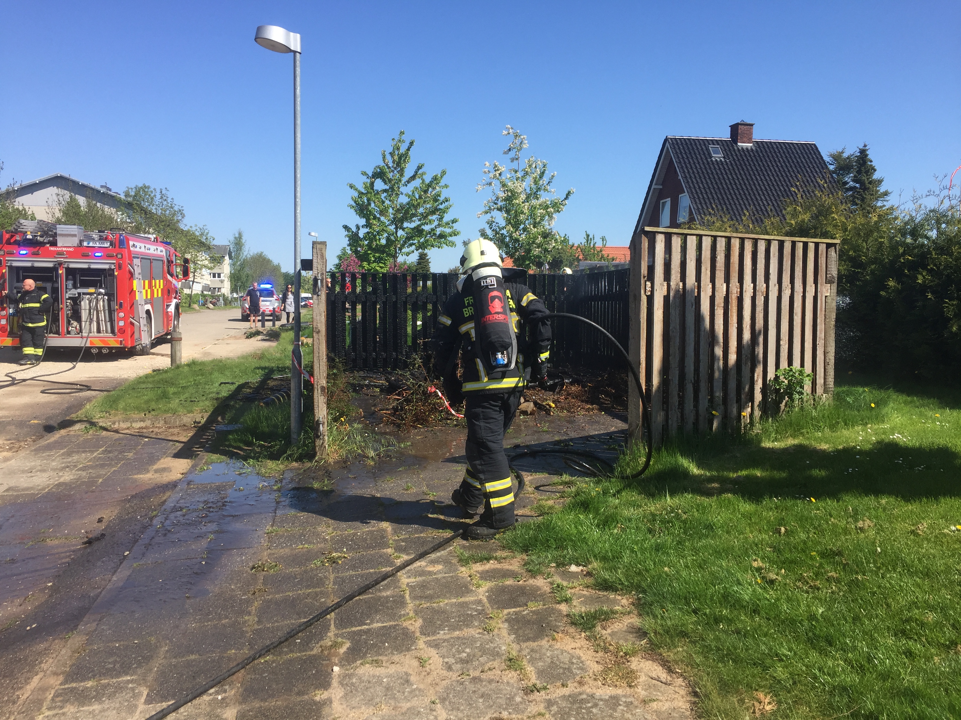 ILD I AFFALDSOPLAG VED BOLIGBLOK