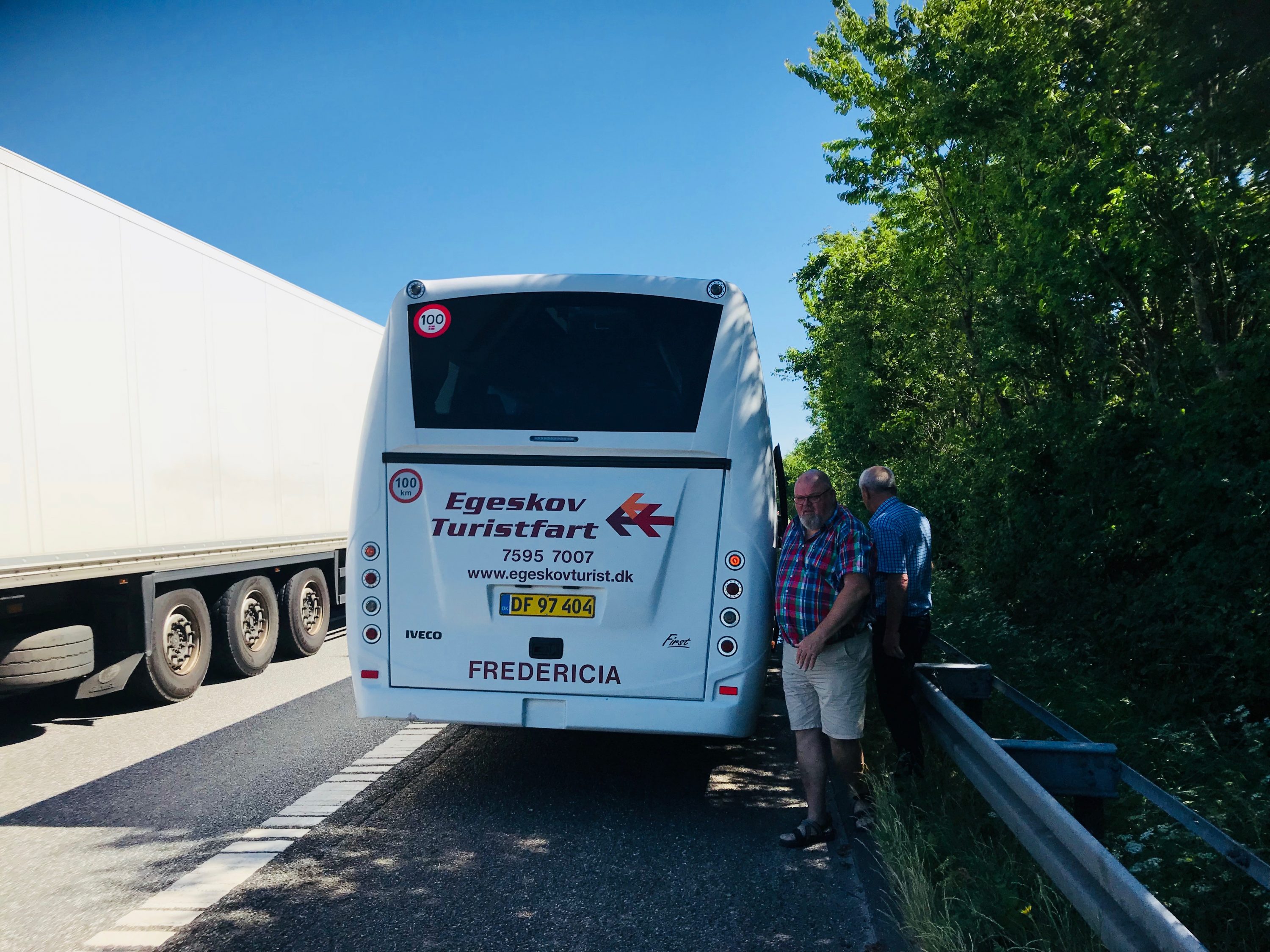 BUSDÆK SPRANG UNDER OVERHALING PÅ MOTORVEJ