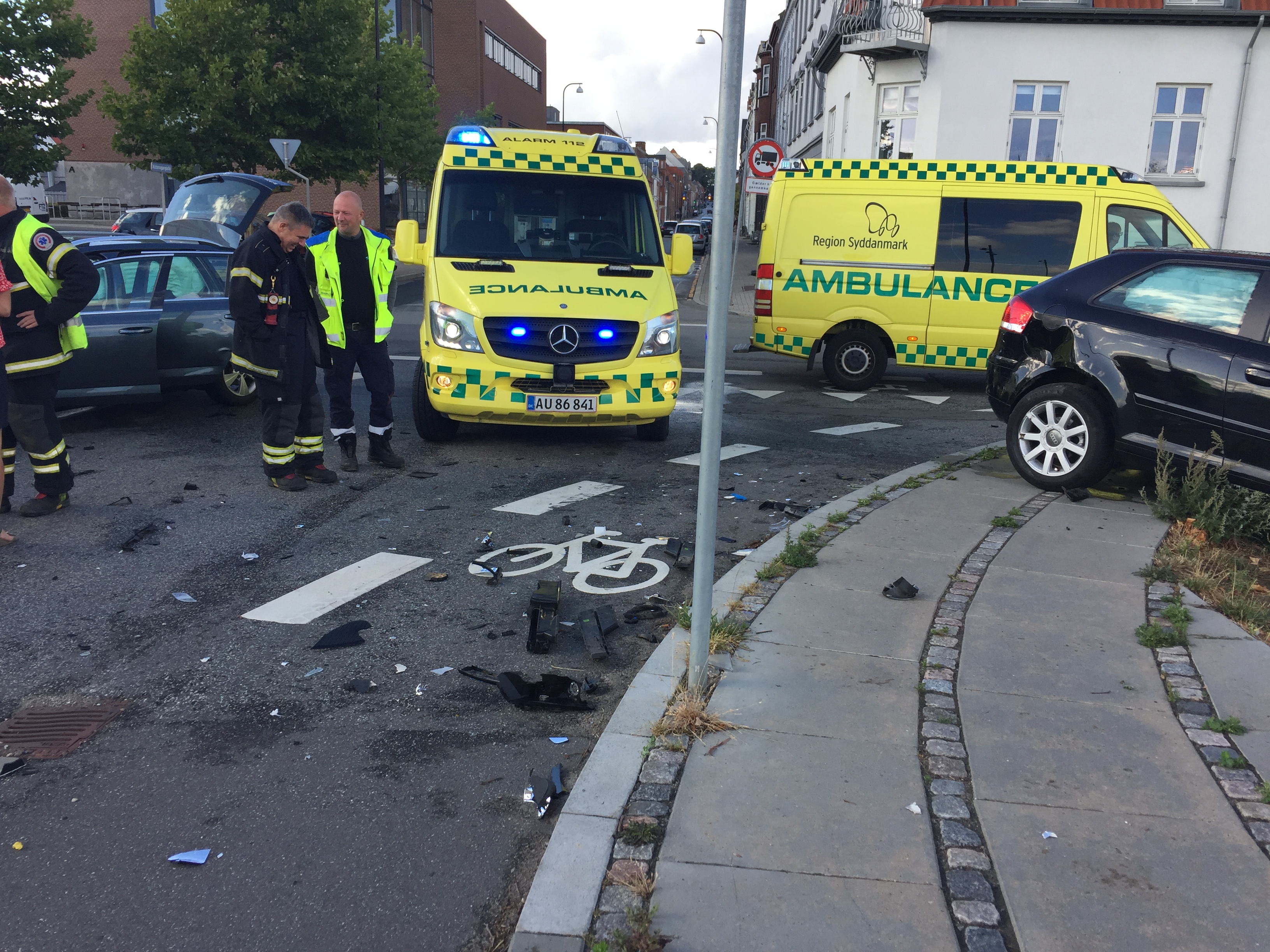 SE VIDEO : TRAFIKUHELD I FREDERICIA LØRDAG AFTEN – TO PERSONER MÅTTE TILSES I AMBULANCER