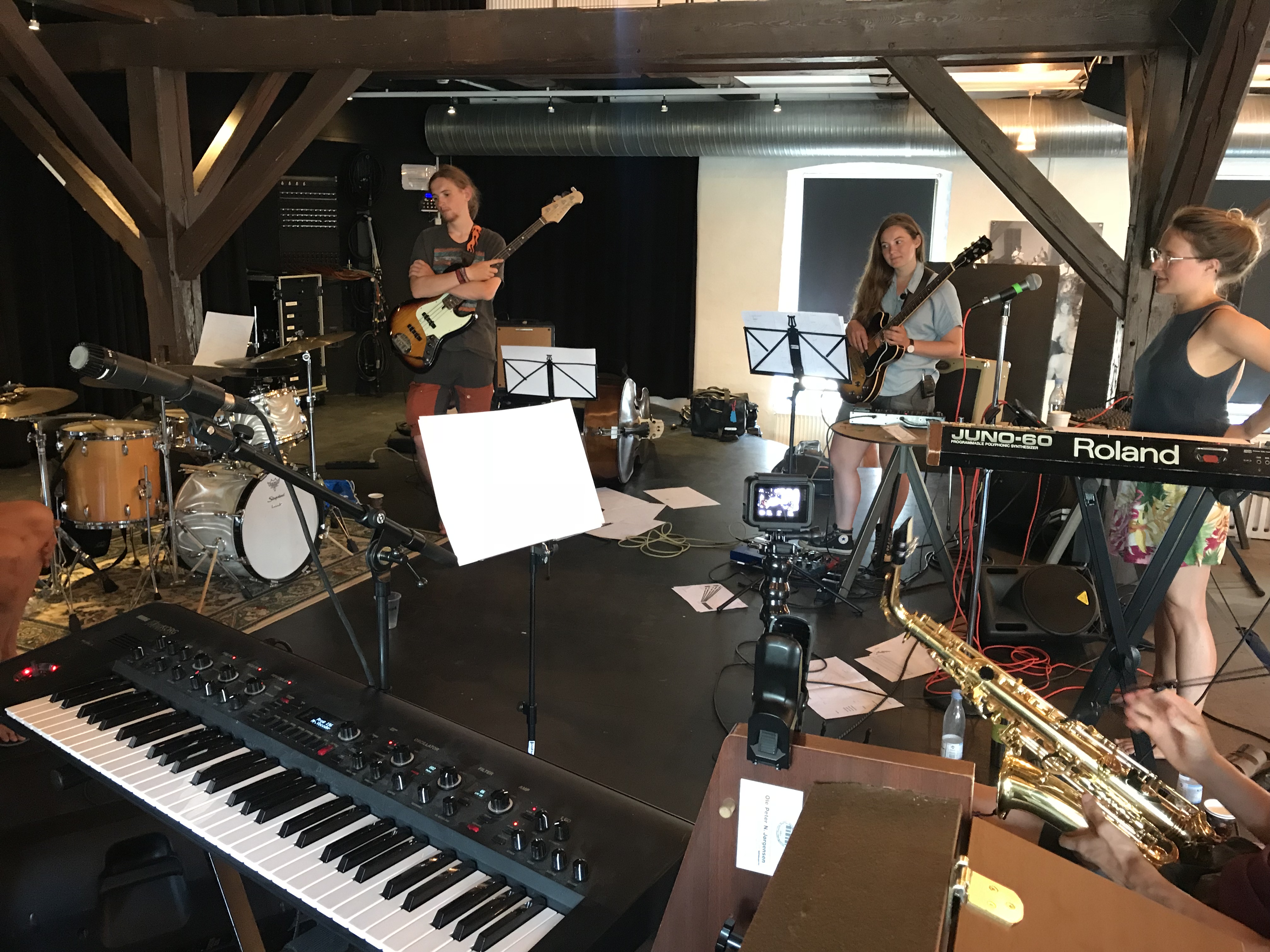 UNGE SAMLET OM IMPROVISIONSMUSIK I FREDERICIA : ELISABETH LEVER FOR – OG MED MUSIKKEN