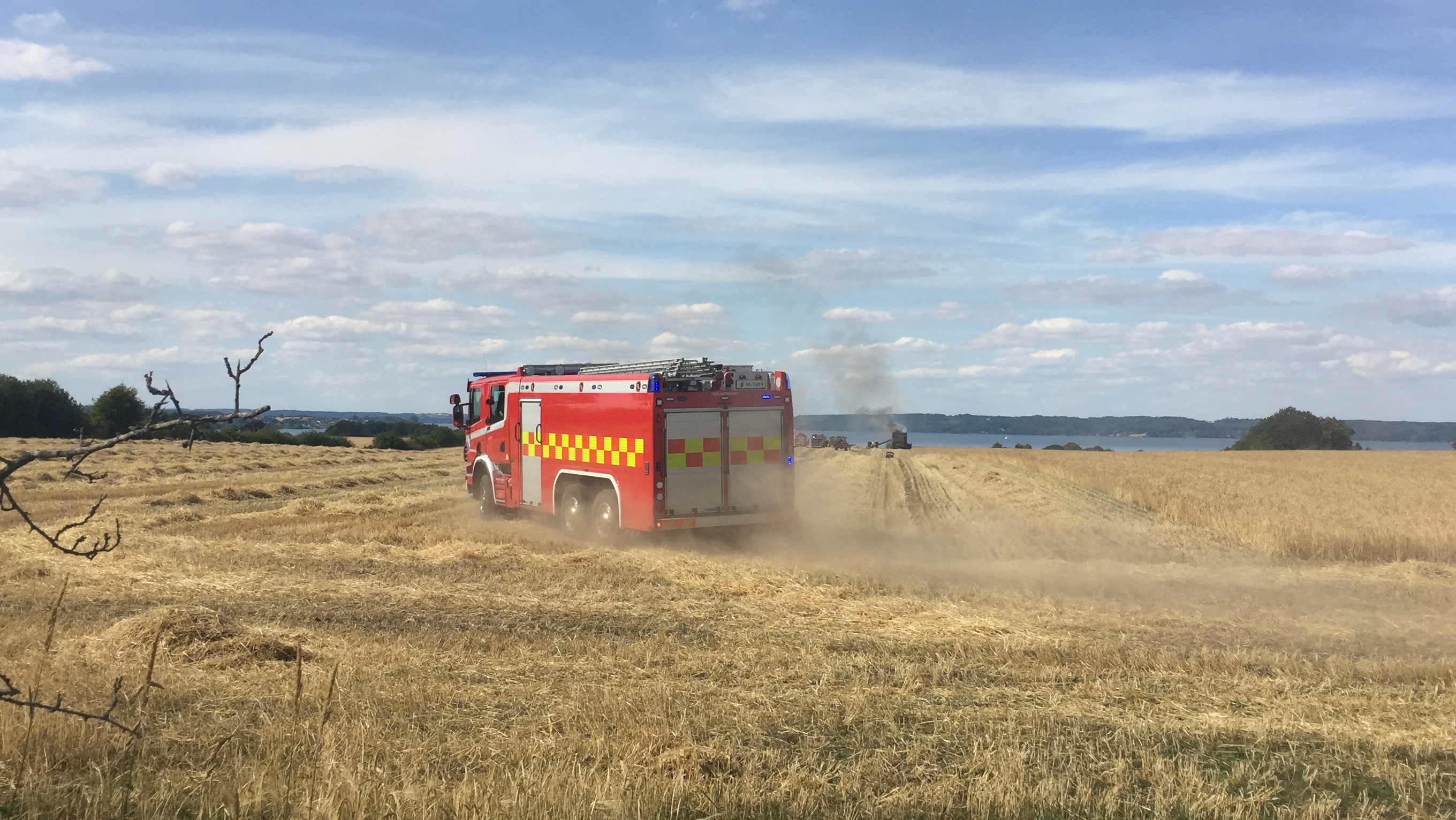 SE VIDEO : MEJETÆRSKER UDBRÆNDT – BRANDVÆSNET HASTEDE TIL TRELDE