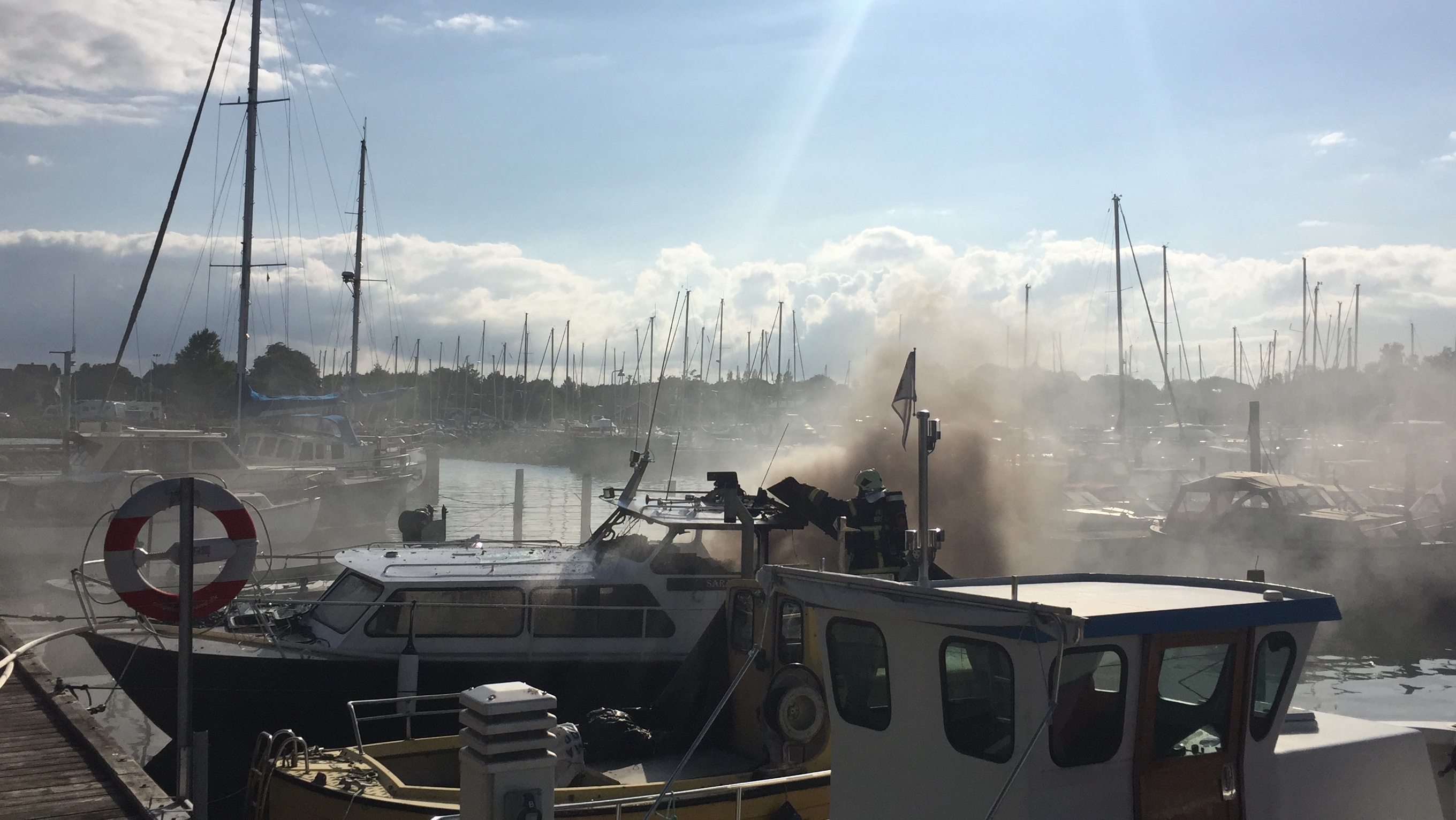 SE VIDEO : KVINDE FORBRÆNDT – BRAND OMBORD PÅ MOTORBÅD I LYSTBÅDHAVNEN