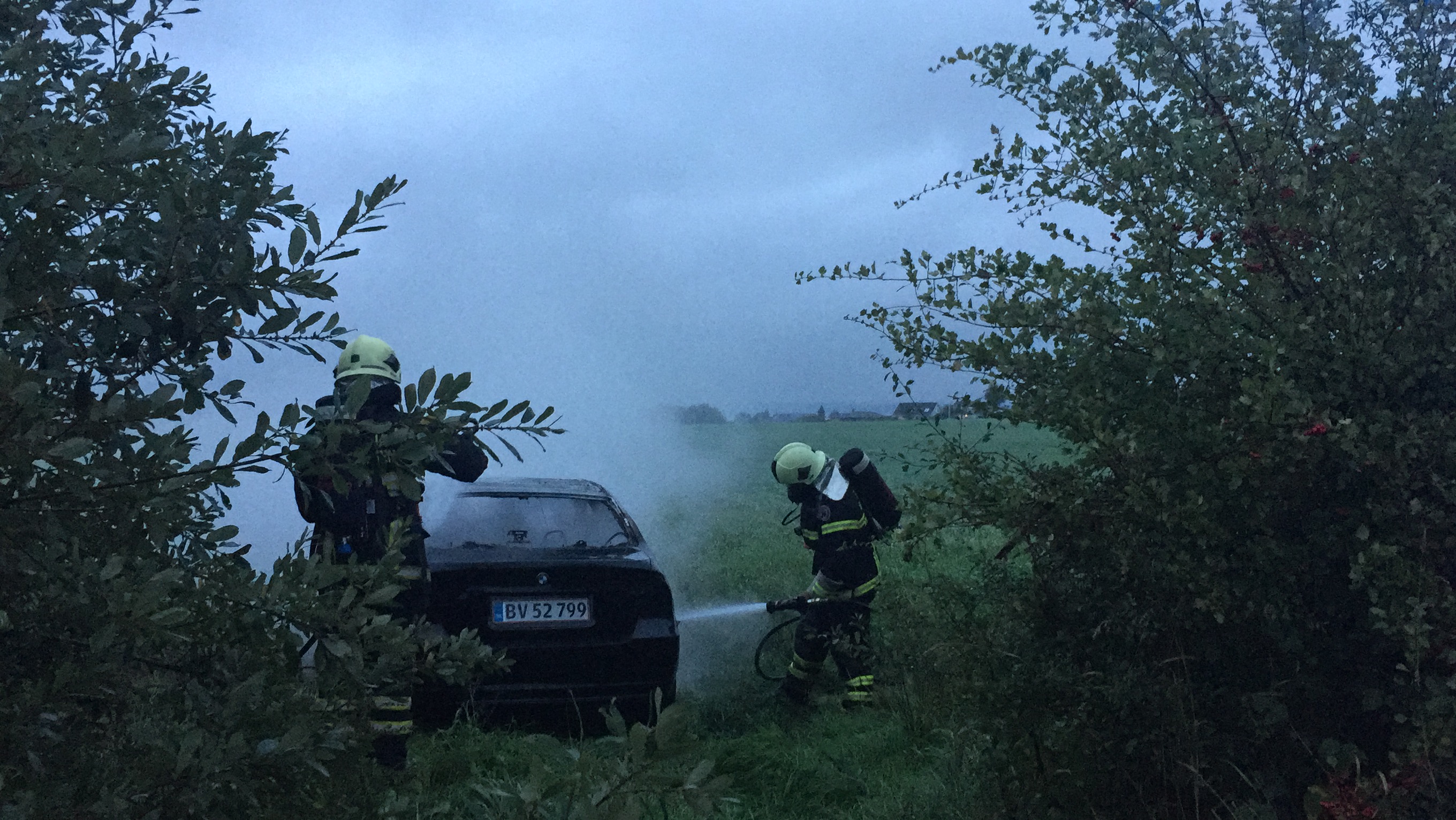 SE VIDEO : BMW STUKKET I BRAND PÅ MARK VED TRELDE