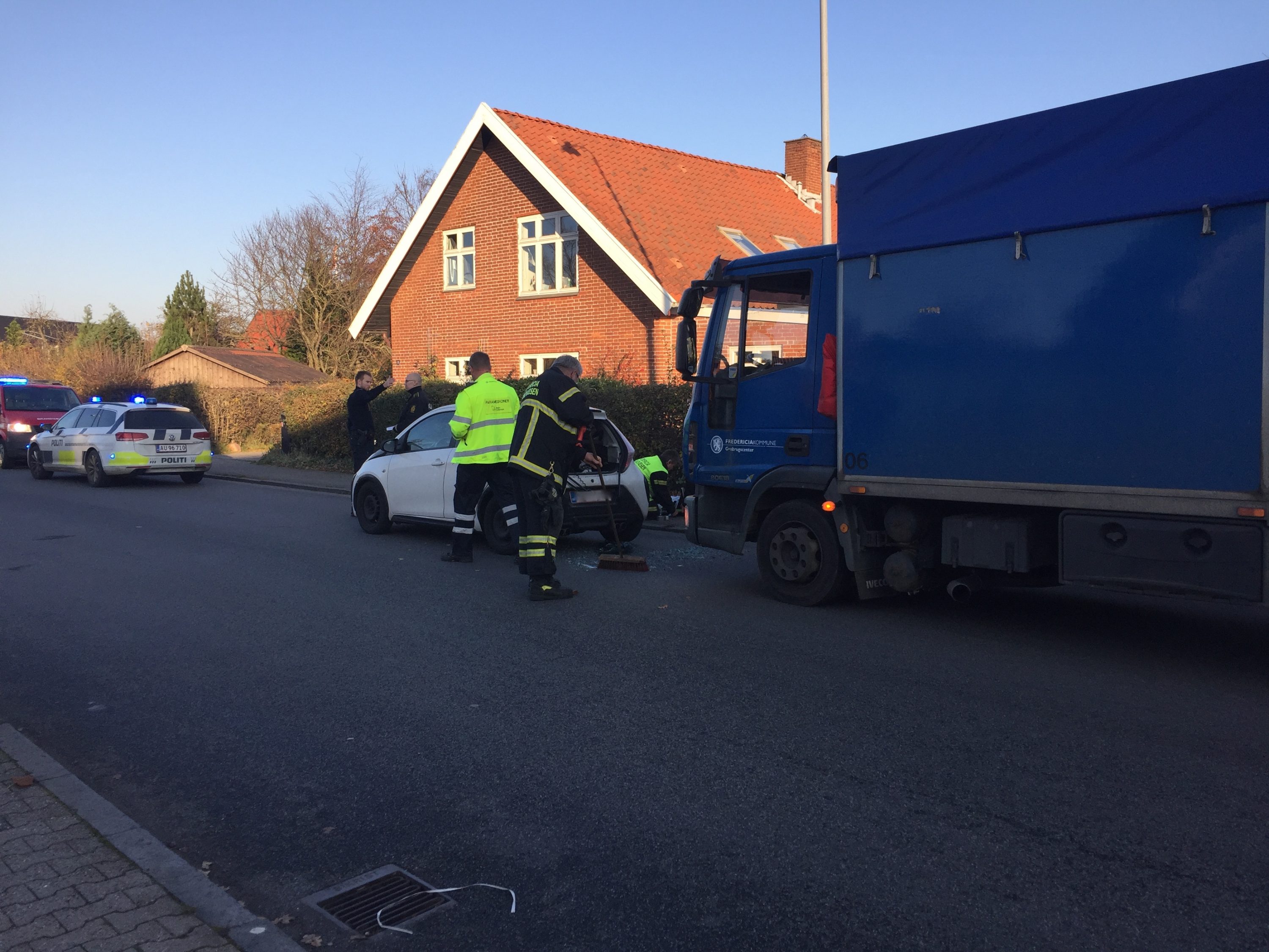 KOMMUNAL LASTBIL PÅKØRTE PERSONBIL PÅ EGESKOVVEJ