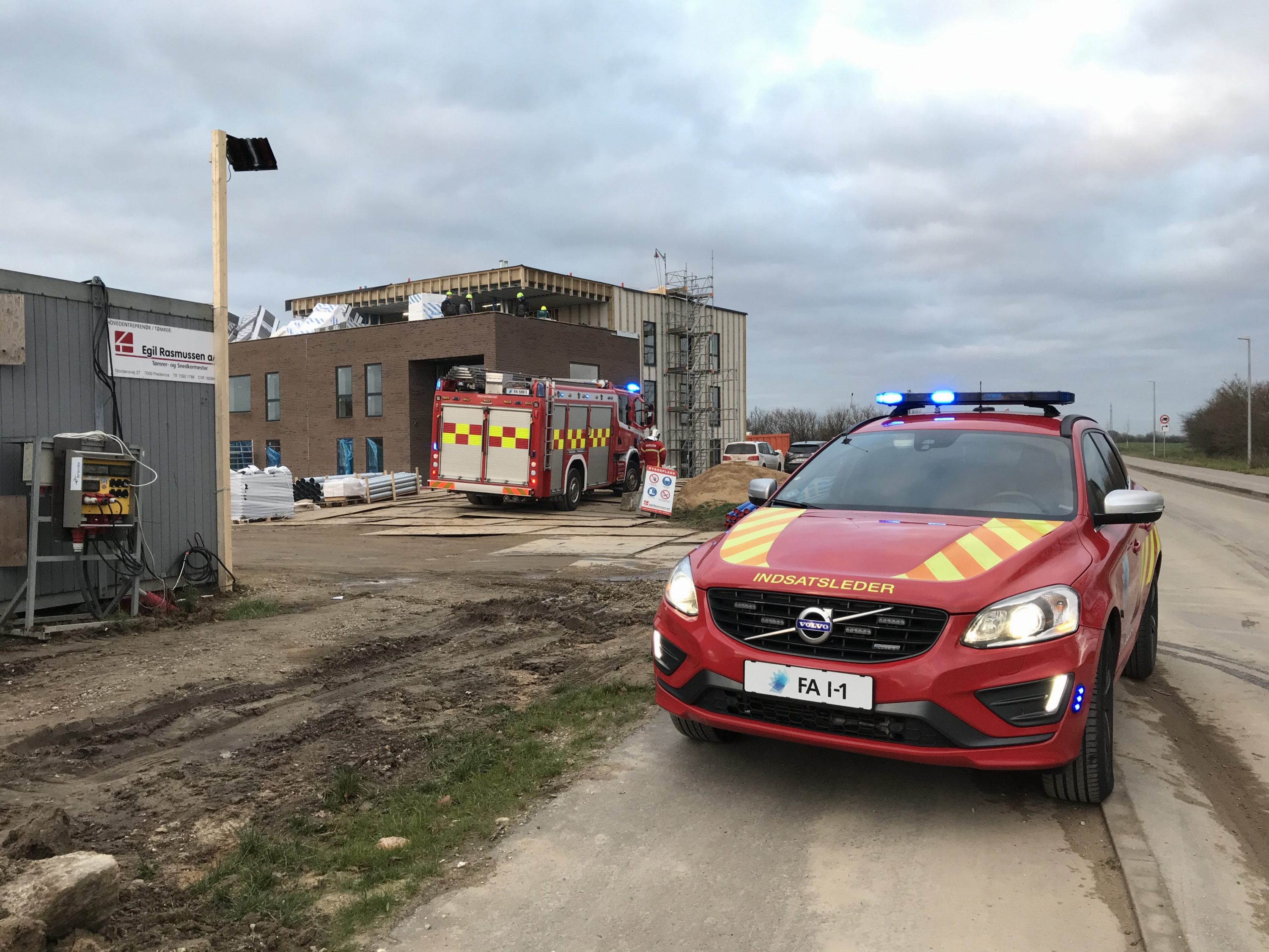SE VIDEO : BRAND I ETAGEEJENDOM UNDER OPFØRSEL