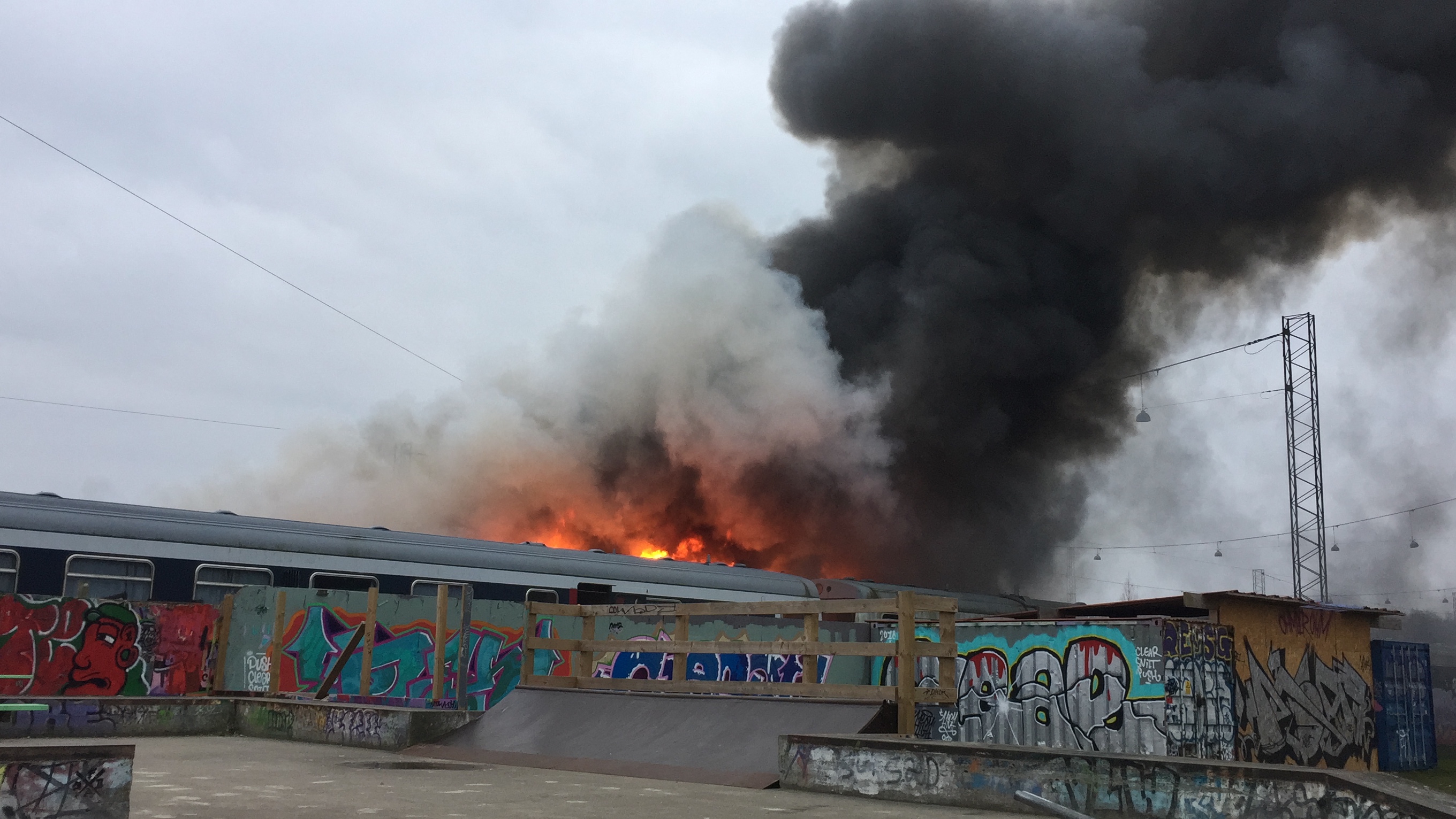 STOR BRAND I TOGSÆT VED UNGDOMMENS HUS