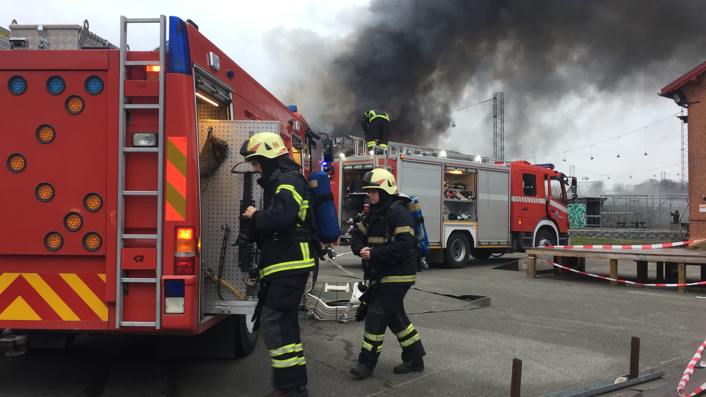 BEREDSKABSMEDDELELSE : BRAND SÆTTER VARSLINGSSIRENER I GANG