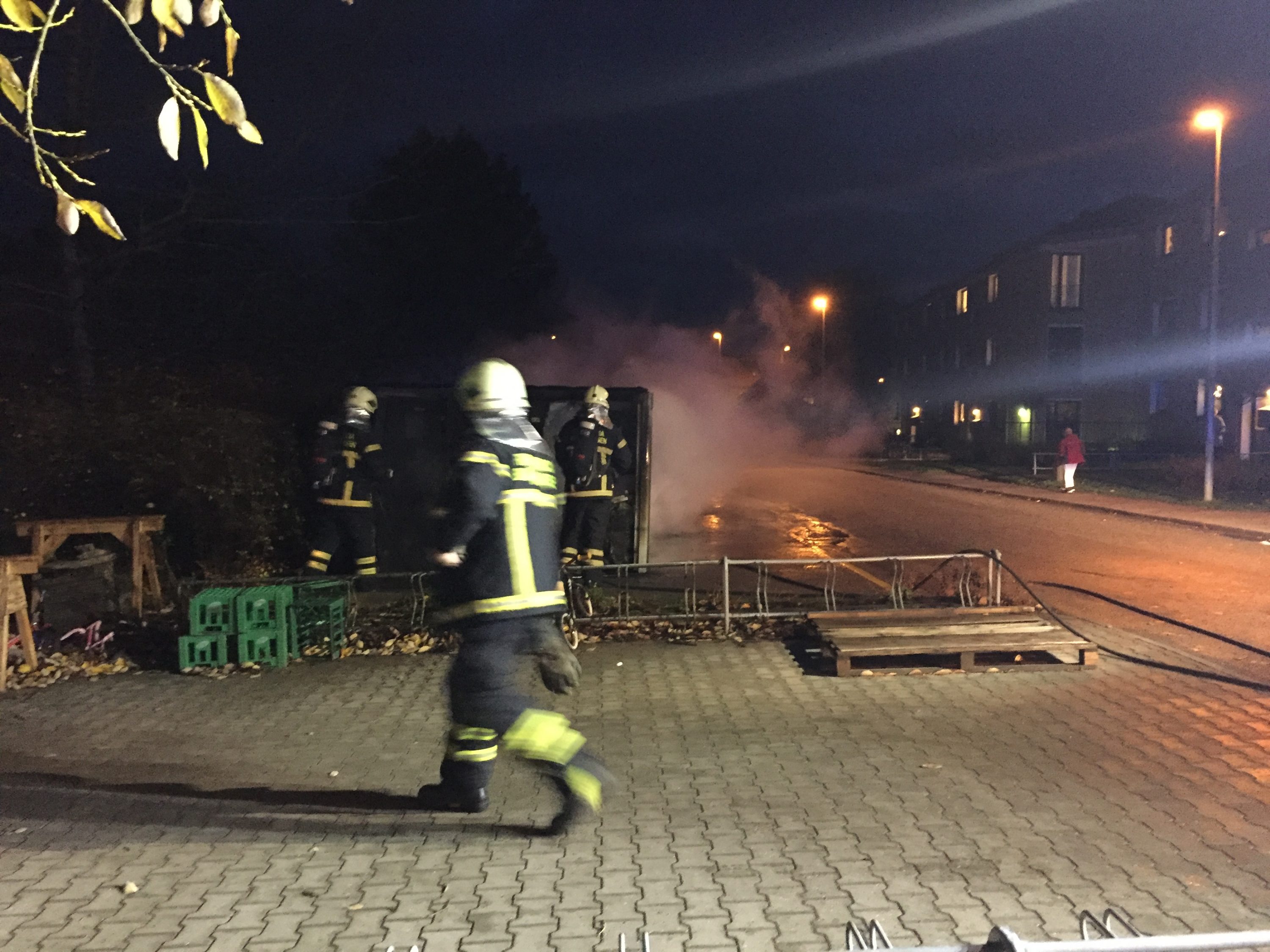 SE VIDEO : BRAND I OVERDÆKKET AFFALDSHUS PÅ BRAGESVEJ