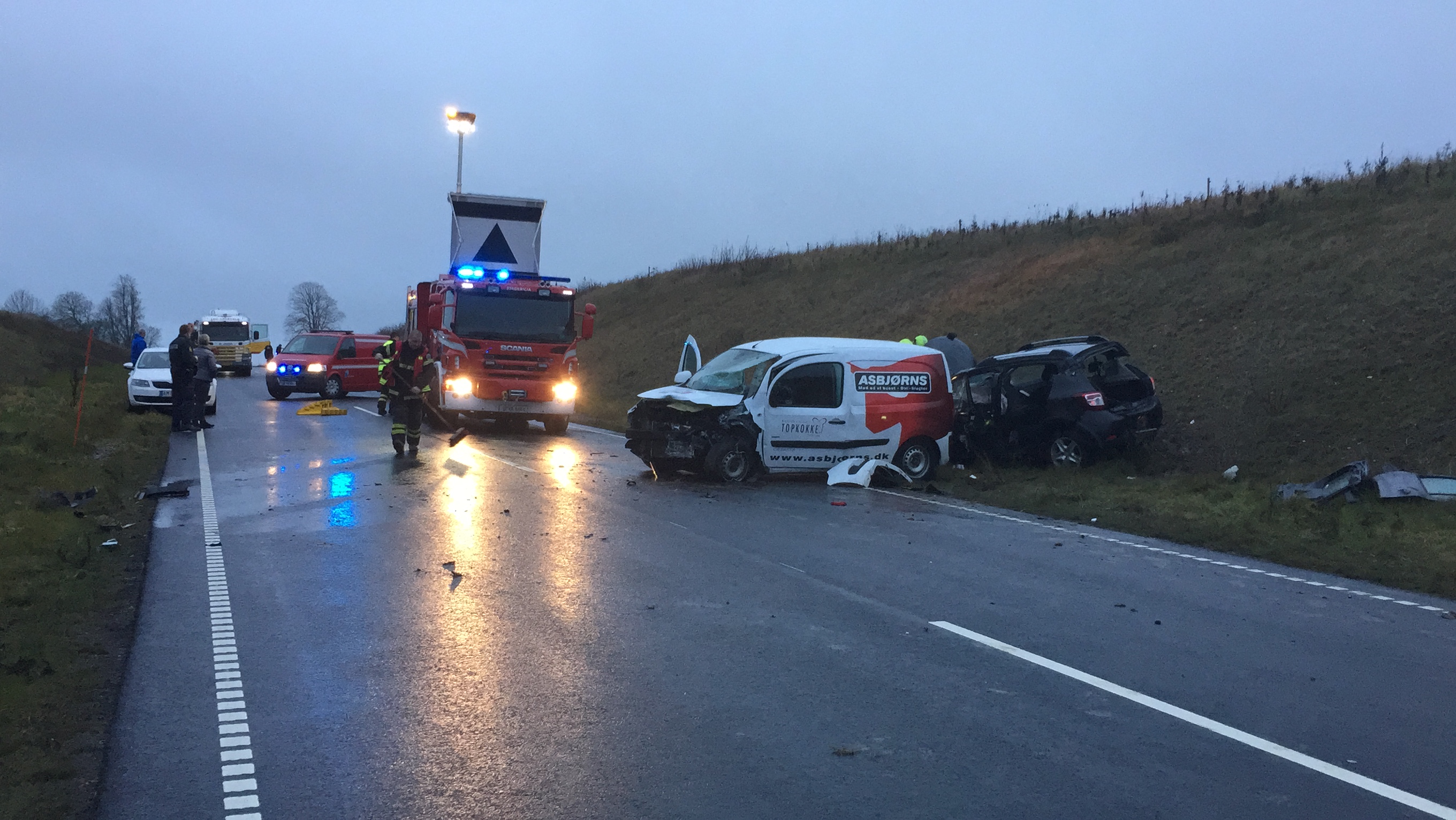 SE VIDEO : ALVORLIGT TRAFIKUHELD PÅ YDRE RINGVEJ