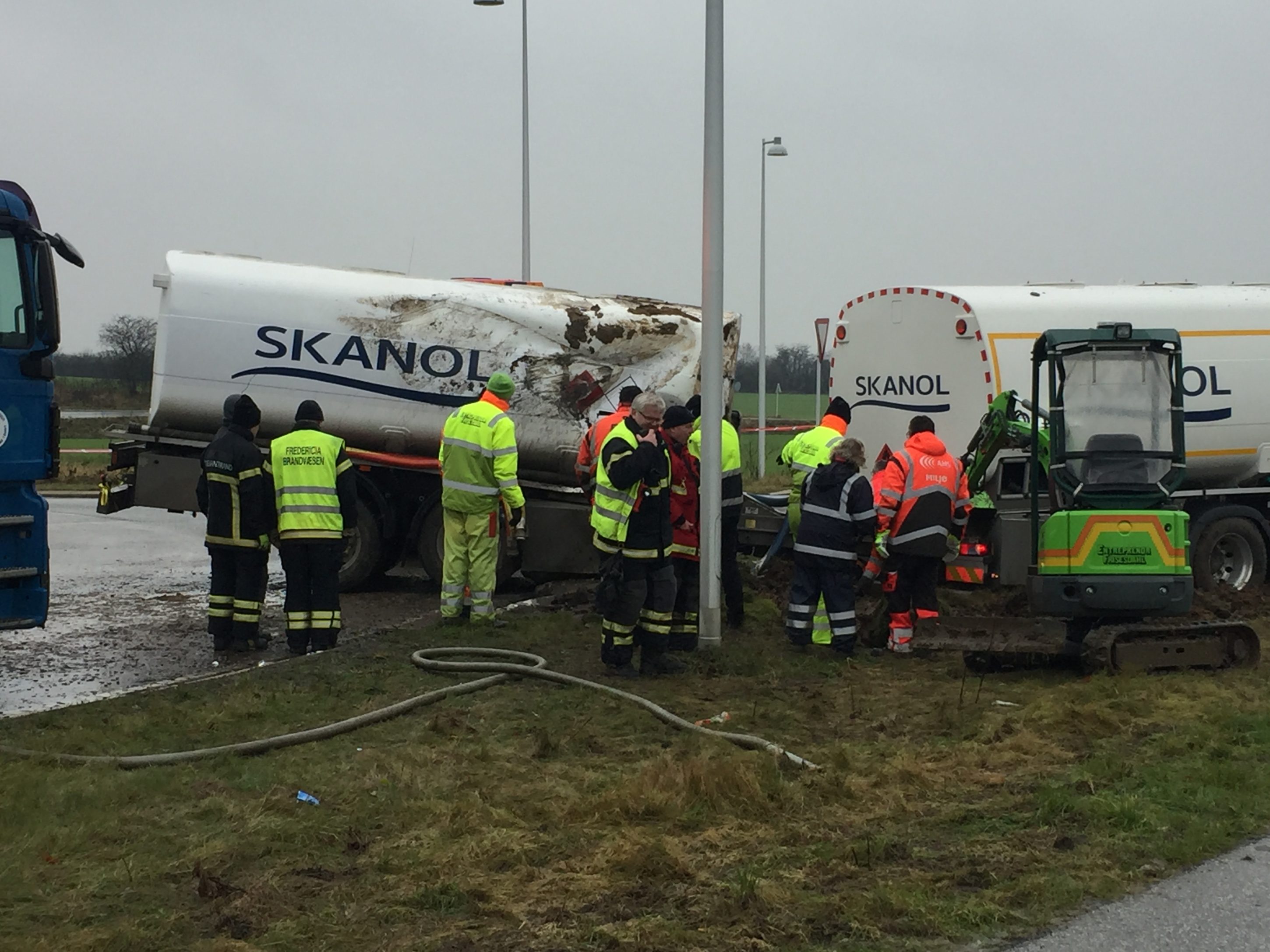TANKTRAILER ER NU BJERGET OG STÅR IGEN PÅ FIRE HJUL