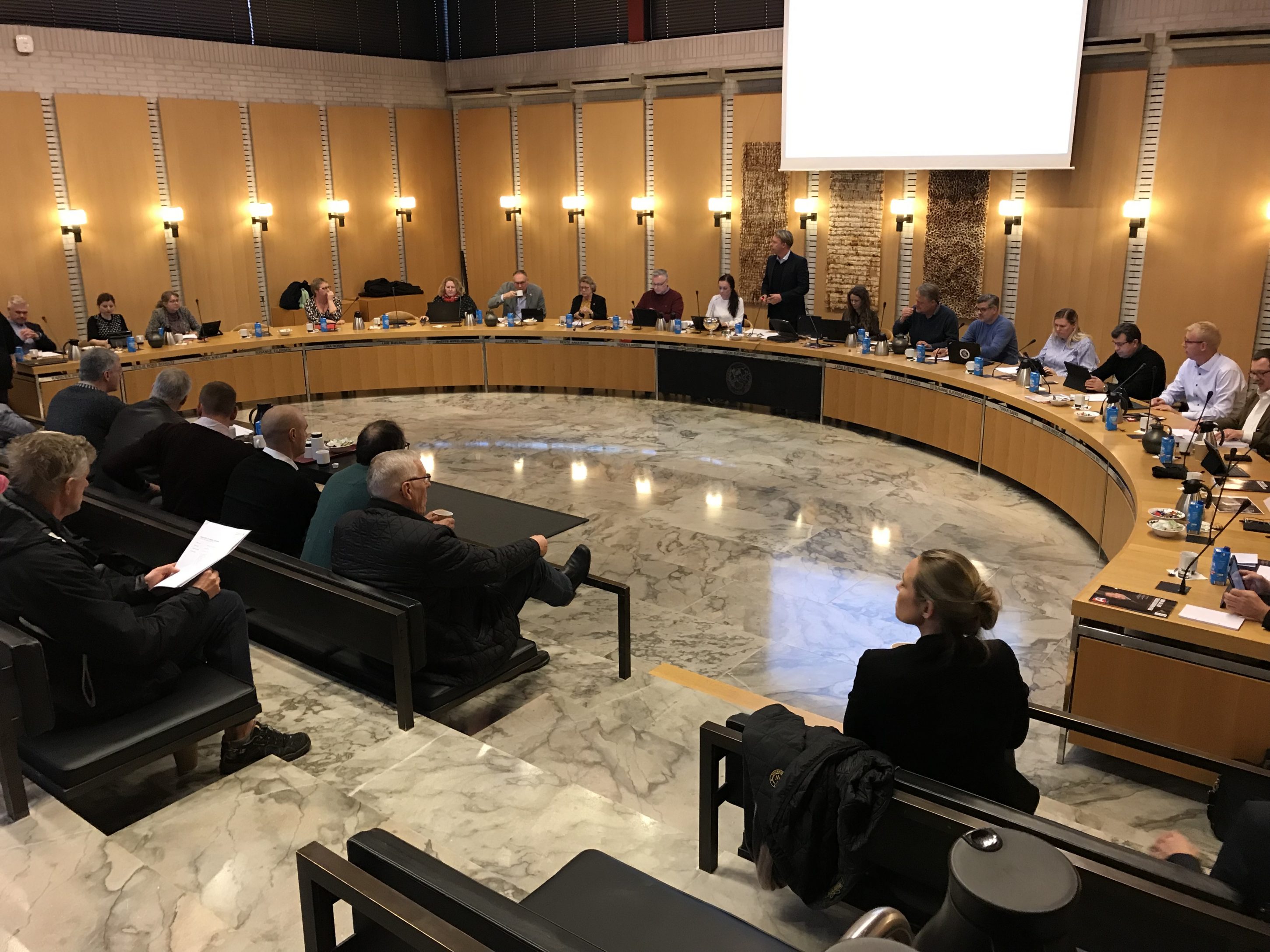 SE BYRÅDSMØDET : STOR DEBAT OMKRING FREDNING AF SKOVEN I TRELDE
