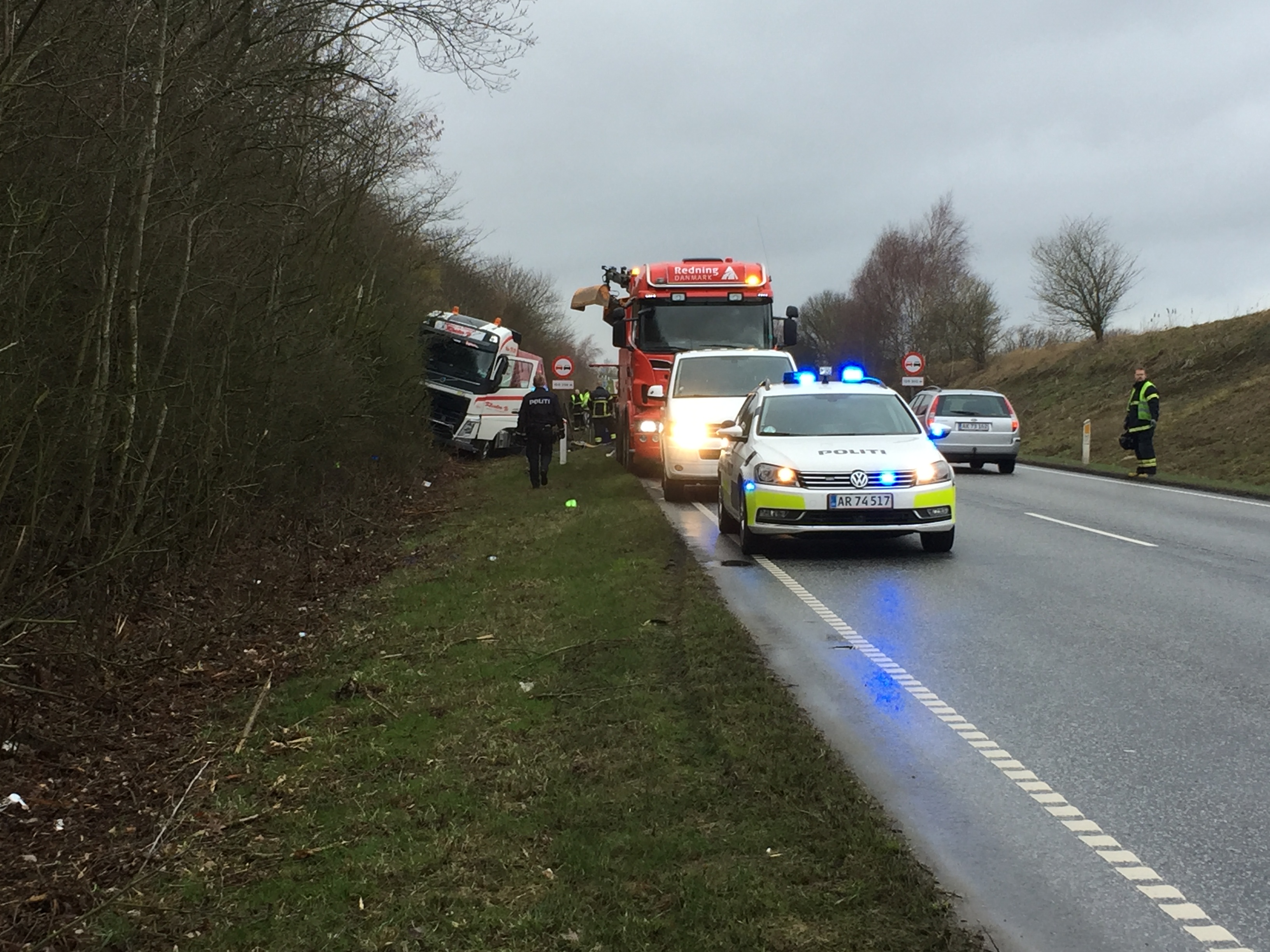 LASTBIL KØRT I GRØFTEN PÅ MOTORTRAFIKVEJEN