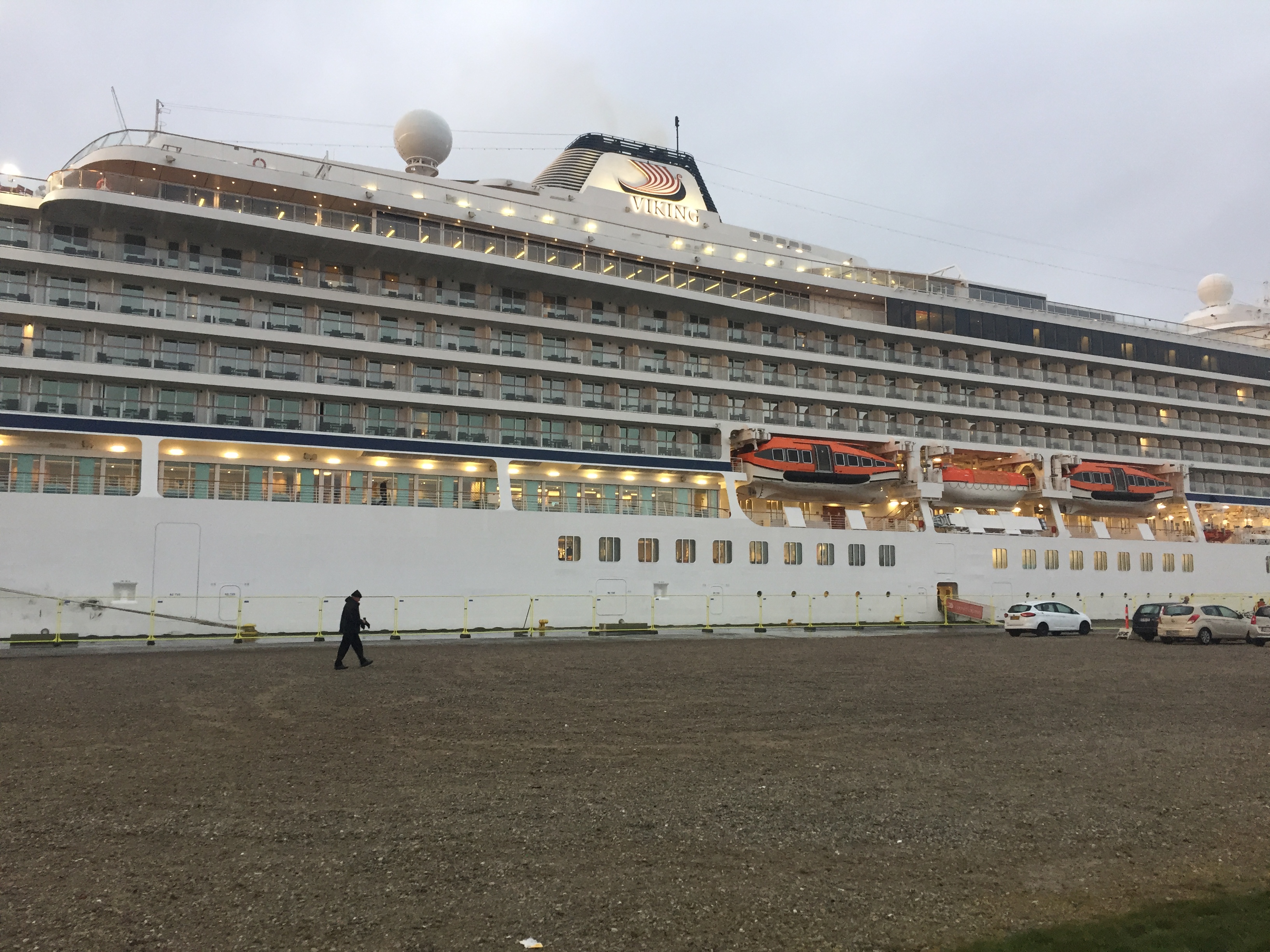 EFTER HAVSNØD VED NORGES KYST : KRYDSTOGTSKIBET VIKING SKY ER PÅ BESØG I FÆSTNINGSBYEN