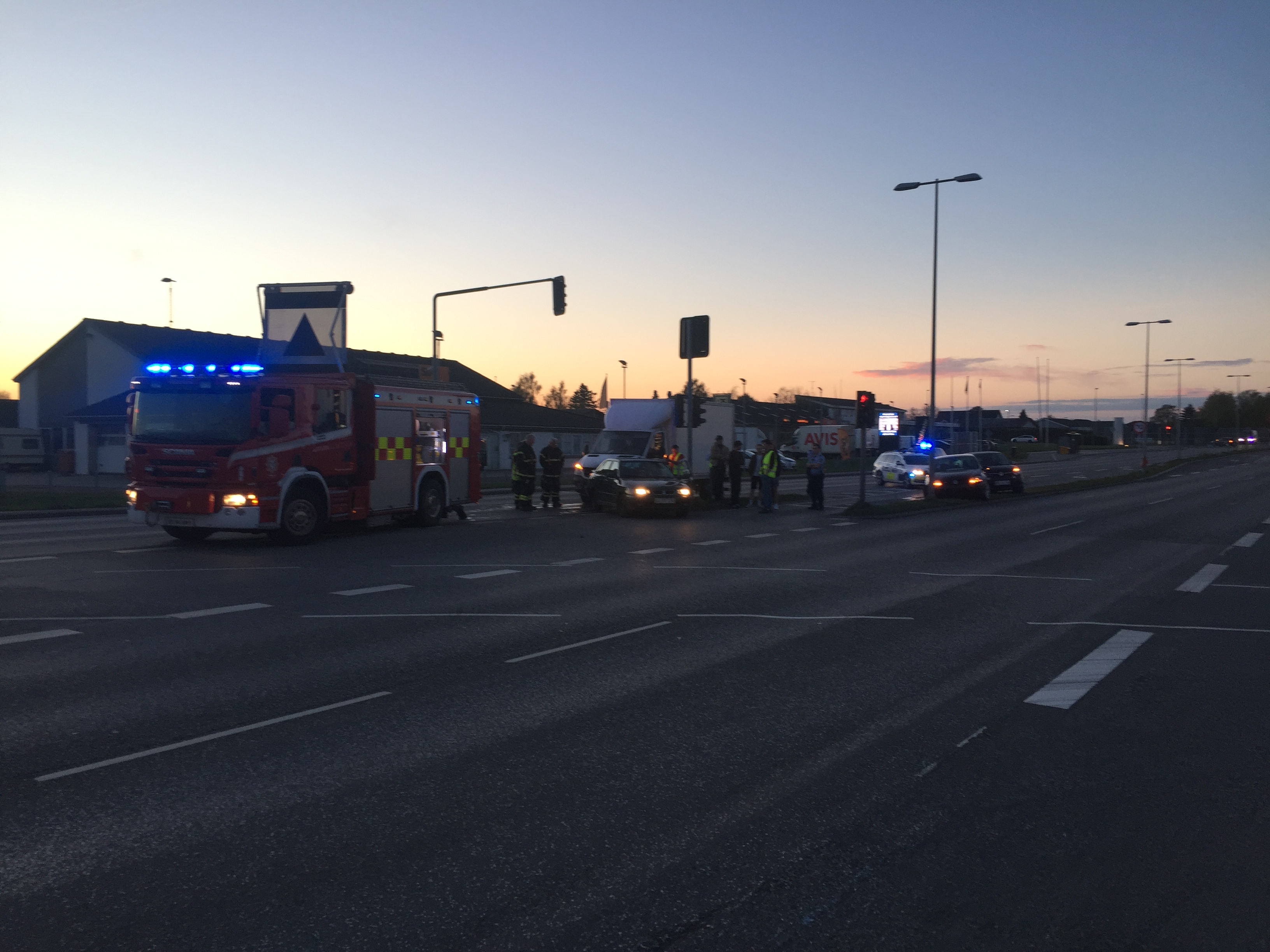 FÆRDSELSUHELD : BILER RAMLEDE SAMMEN PÅ SNOGHØJ LANDEVEJ