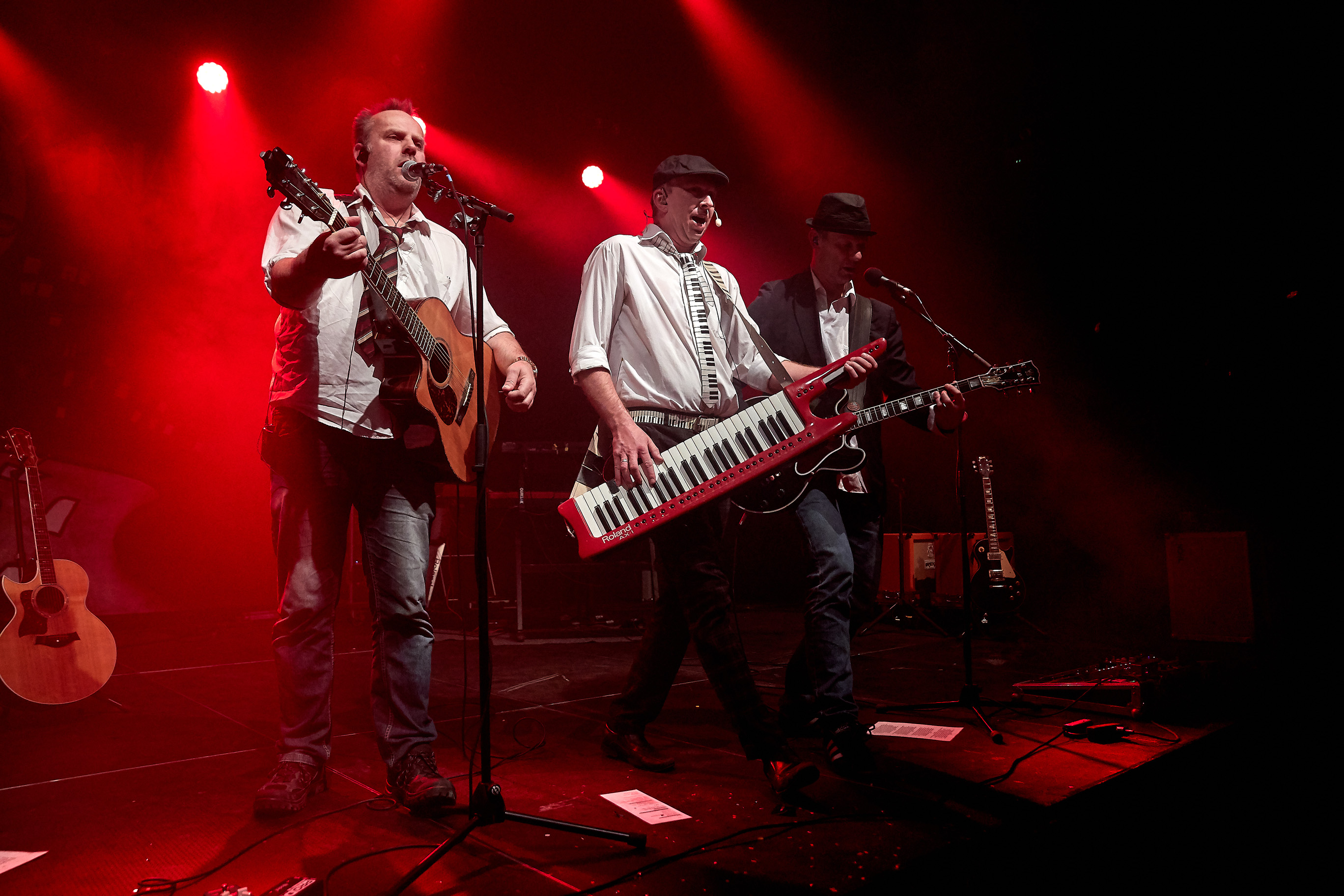 SE VIDEO : MIDT OM NATTEN OG DANMARKS SKRAMMELROCK ORKESTER SERVEREDE HIT EFTER HIT
