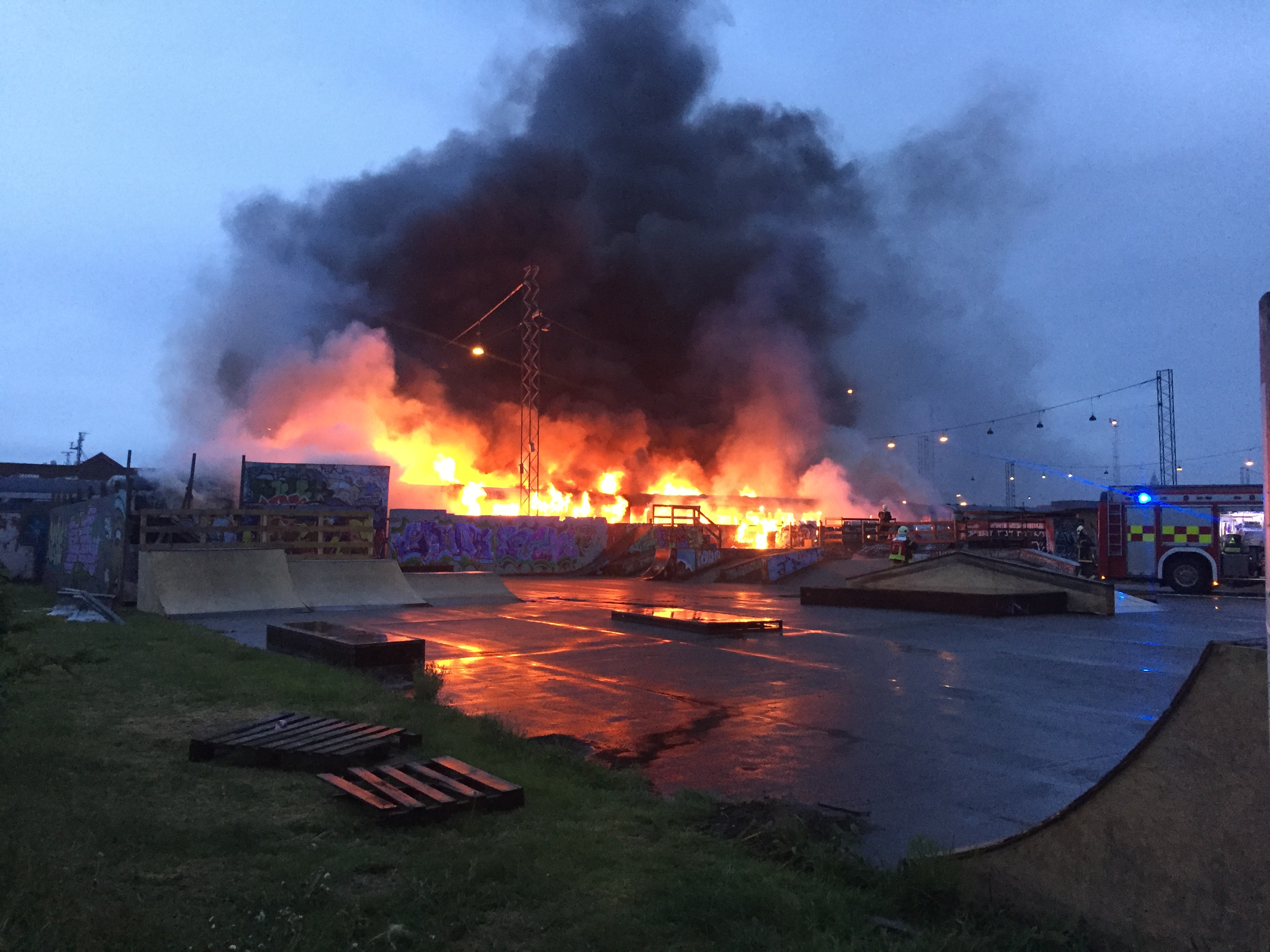 SE VIDEO : GAMLE TOG STÅR I FLAMMER I NORGESGADE