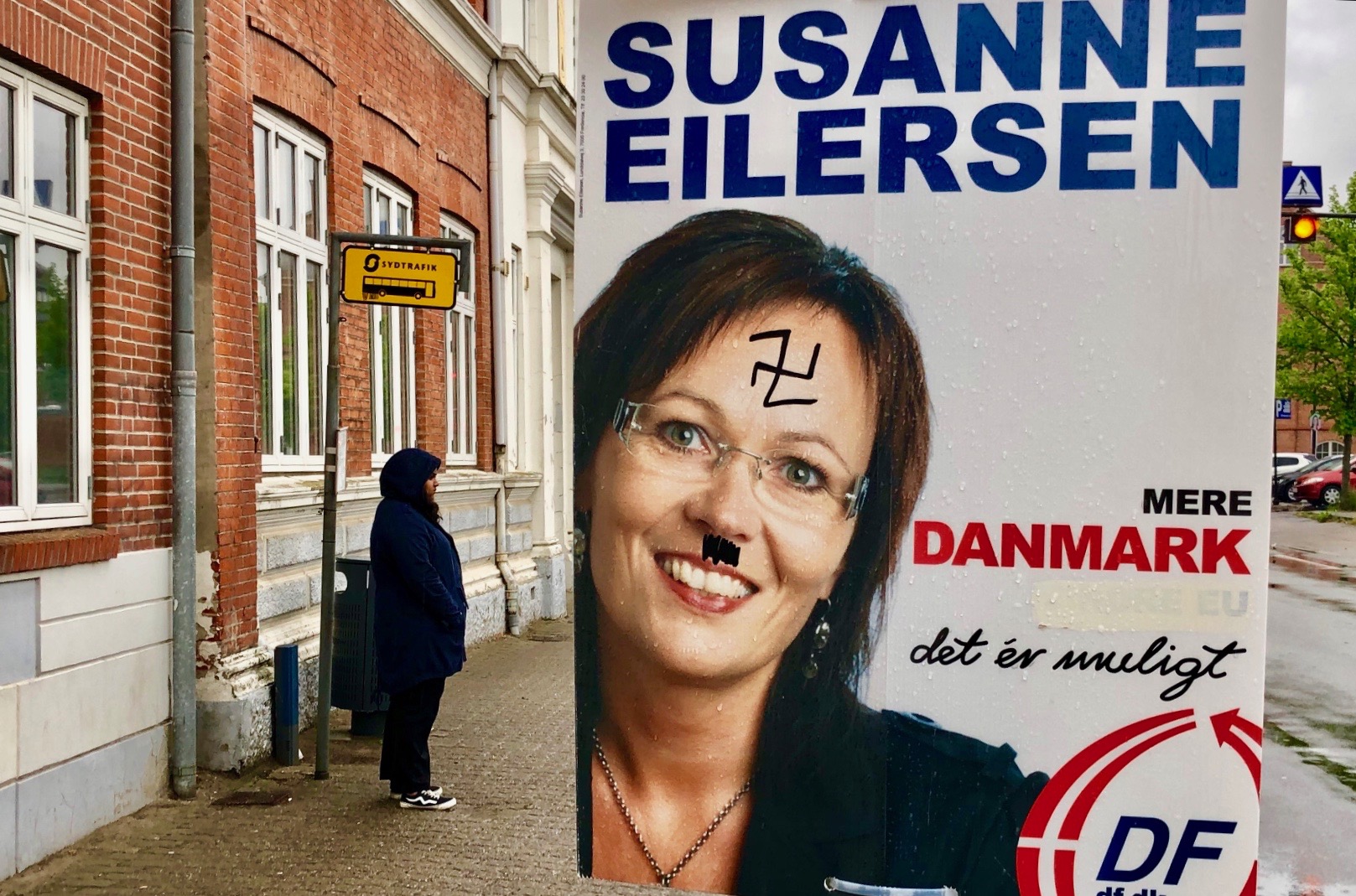 LOKAL FOLKETINGSKANDIDATS PLAKAT UDSAT FOR HÆRVÆRK