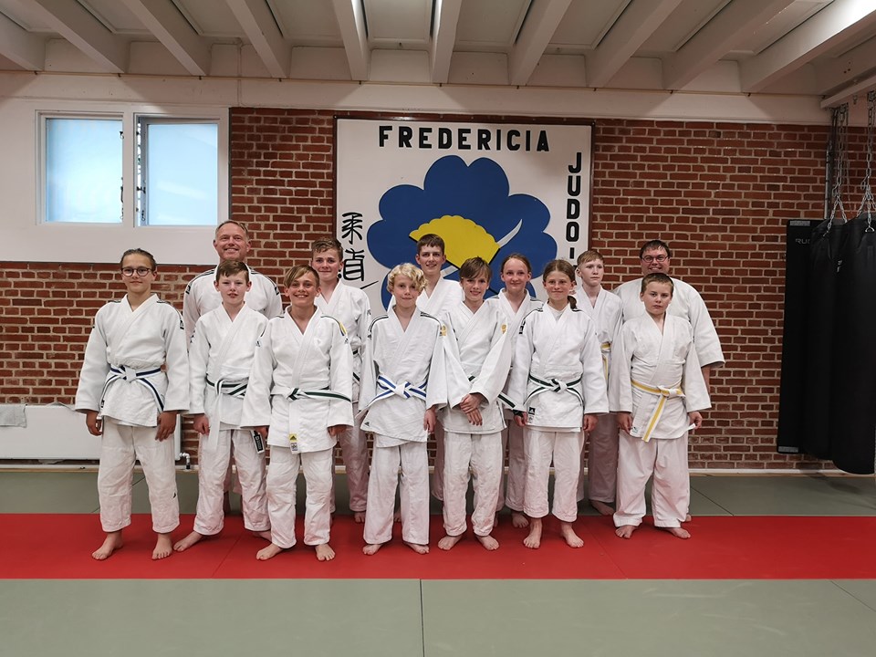 Masser af nye bælter til børn og unge fra Fredericia Judo og Jujutsu Klub