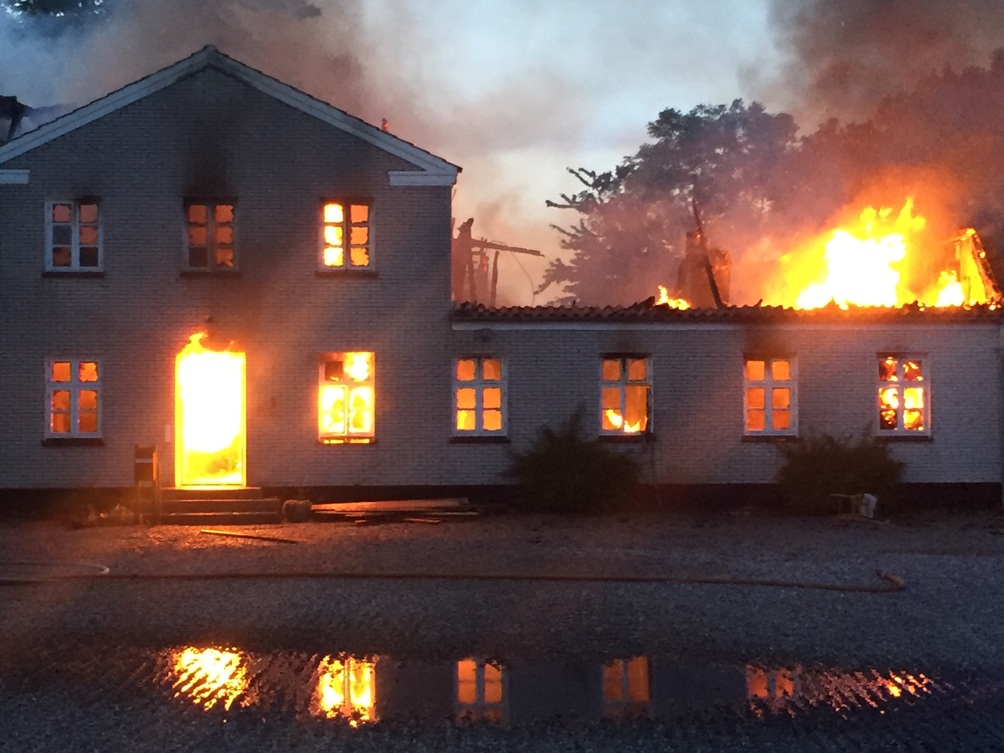SE VIDEO : BRAND PÅ FIRELÆNGET GÅRD I SKÆRUP – HOVEDBYGNING ER OVERTÆNDT