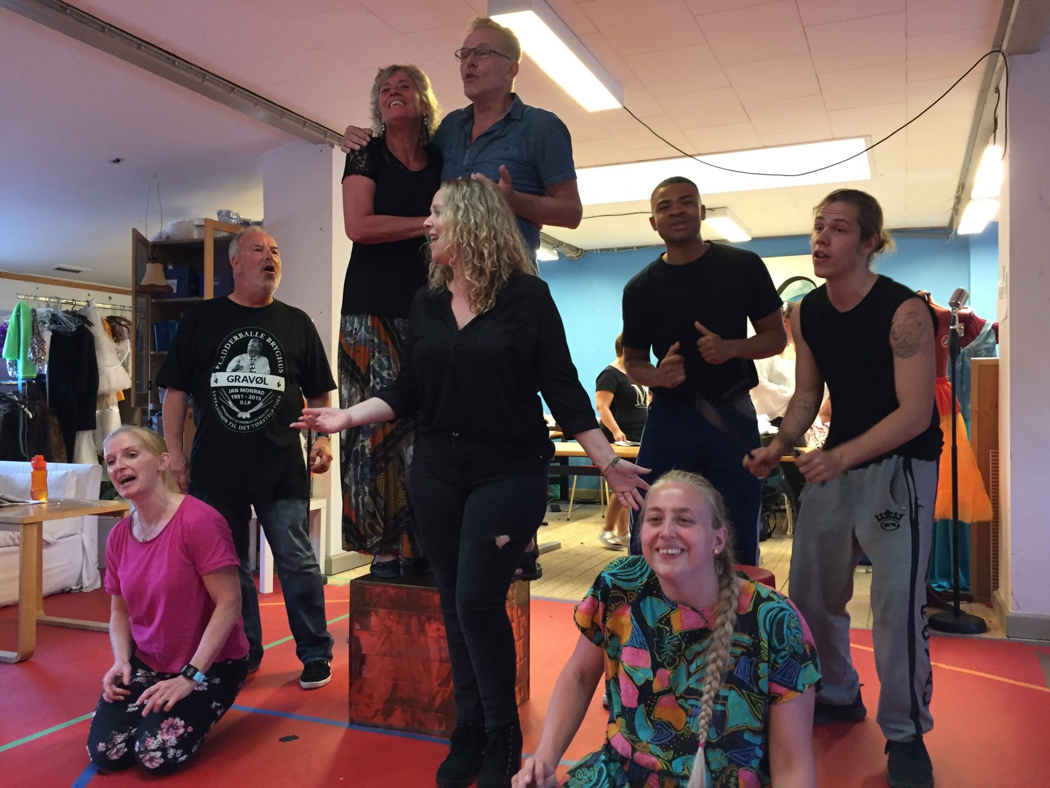 Instruktør på Liva Weel kabaret til publikum: ”Glæd jer”