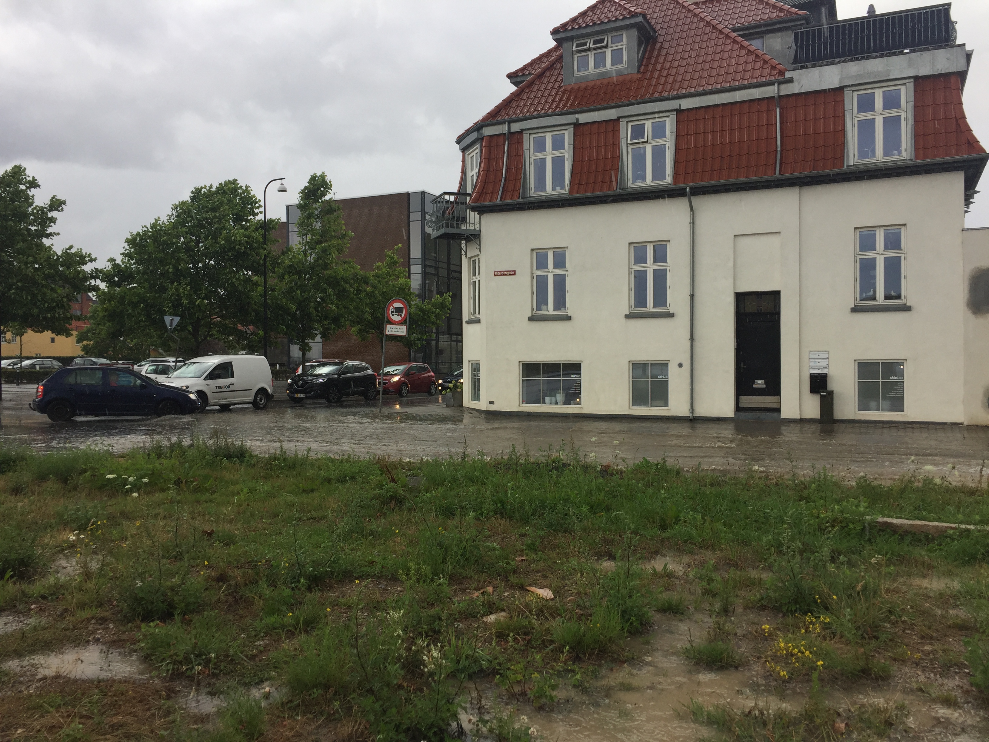 Voldsomt regnvejr fyldte gader med vand – igen