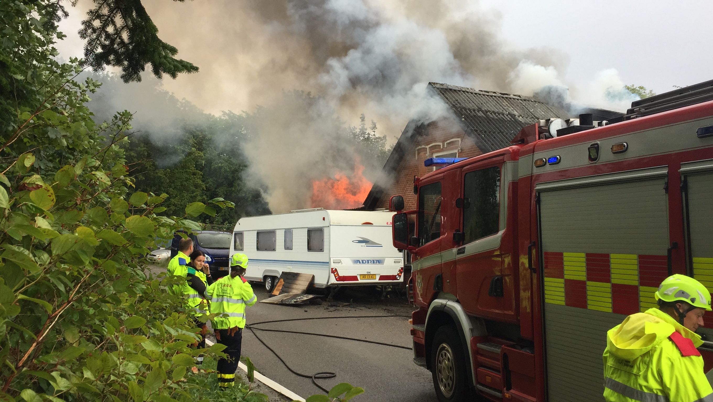 Villa i Pjedsted står i lys lue – Brandvæsnet kæmper mod flammer og eksplosioner