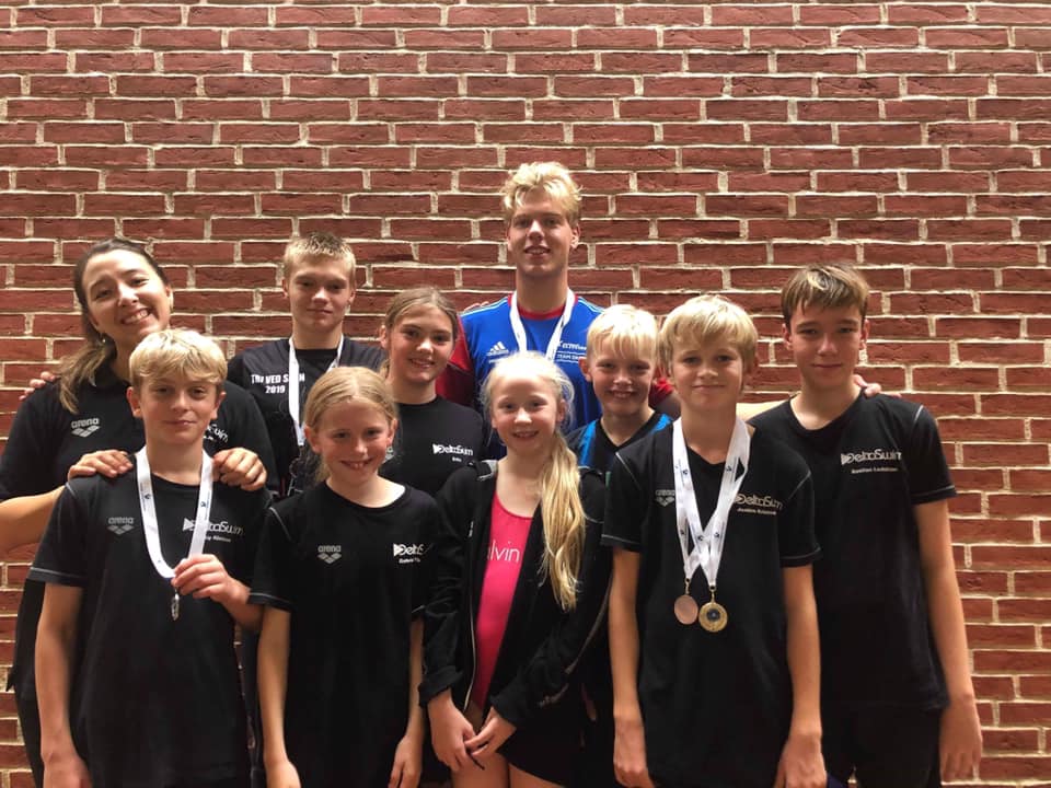 LOKALE SVØMMETALENTER SATTE PERSONLIGE REKORDER – OG TRAK MEDALJER MED HJEM