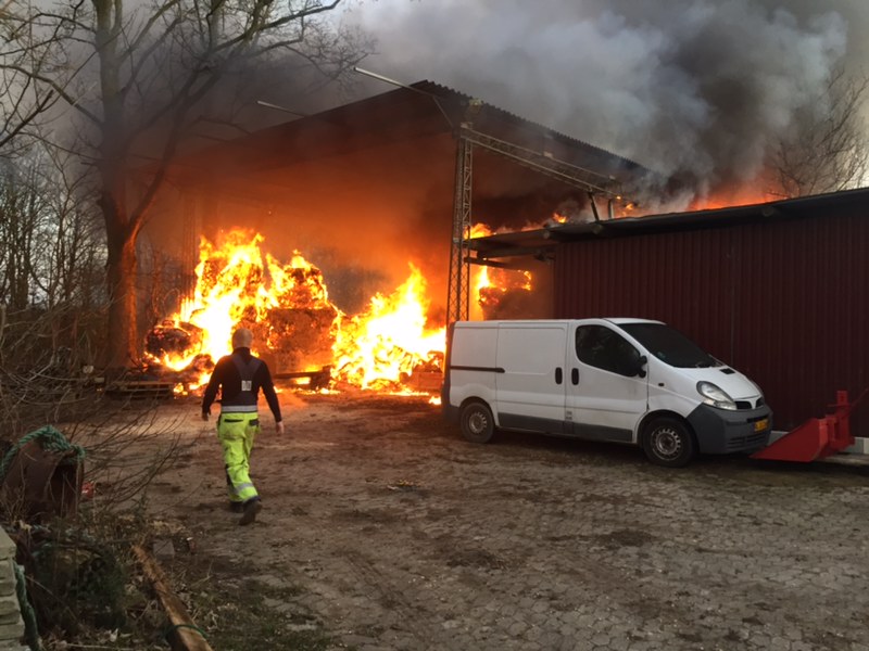 Gårdbrand i Middelfart – fredericianske brandmænd fejrer nytåret med brandslukning