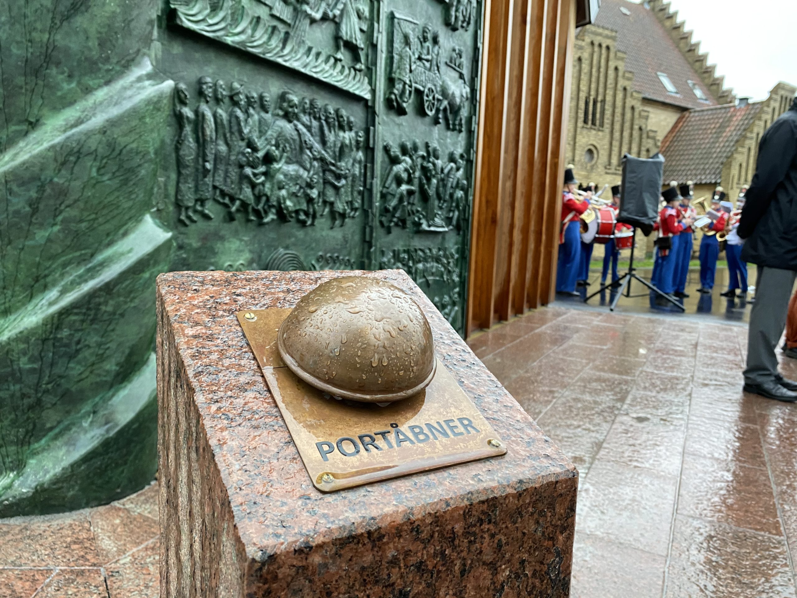 Christianskirken: Ny bronzeportal indviet med smil og stolthed