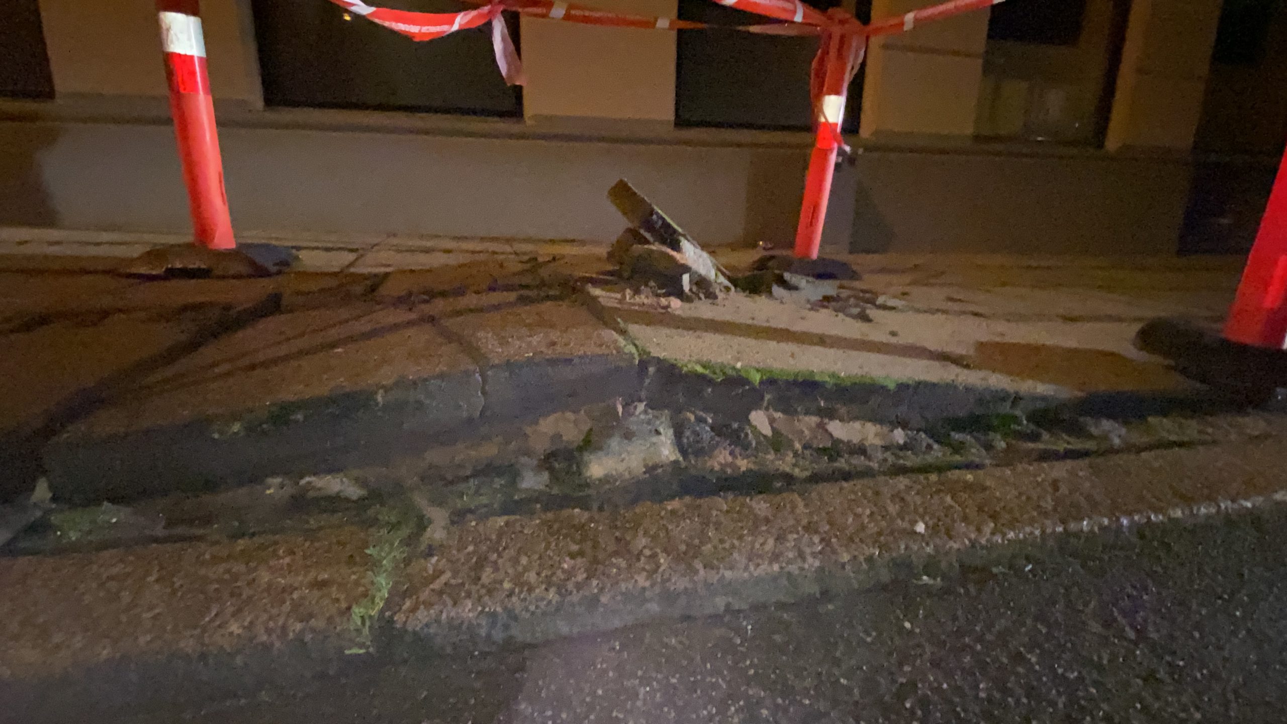 Stort brag i midtbyen søndag aften – fortov løftede sig fra niveau