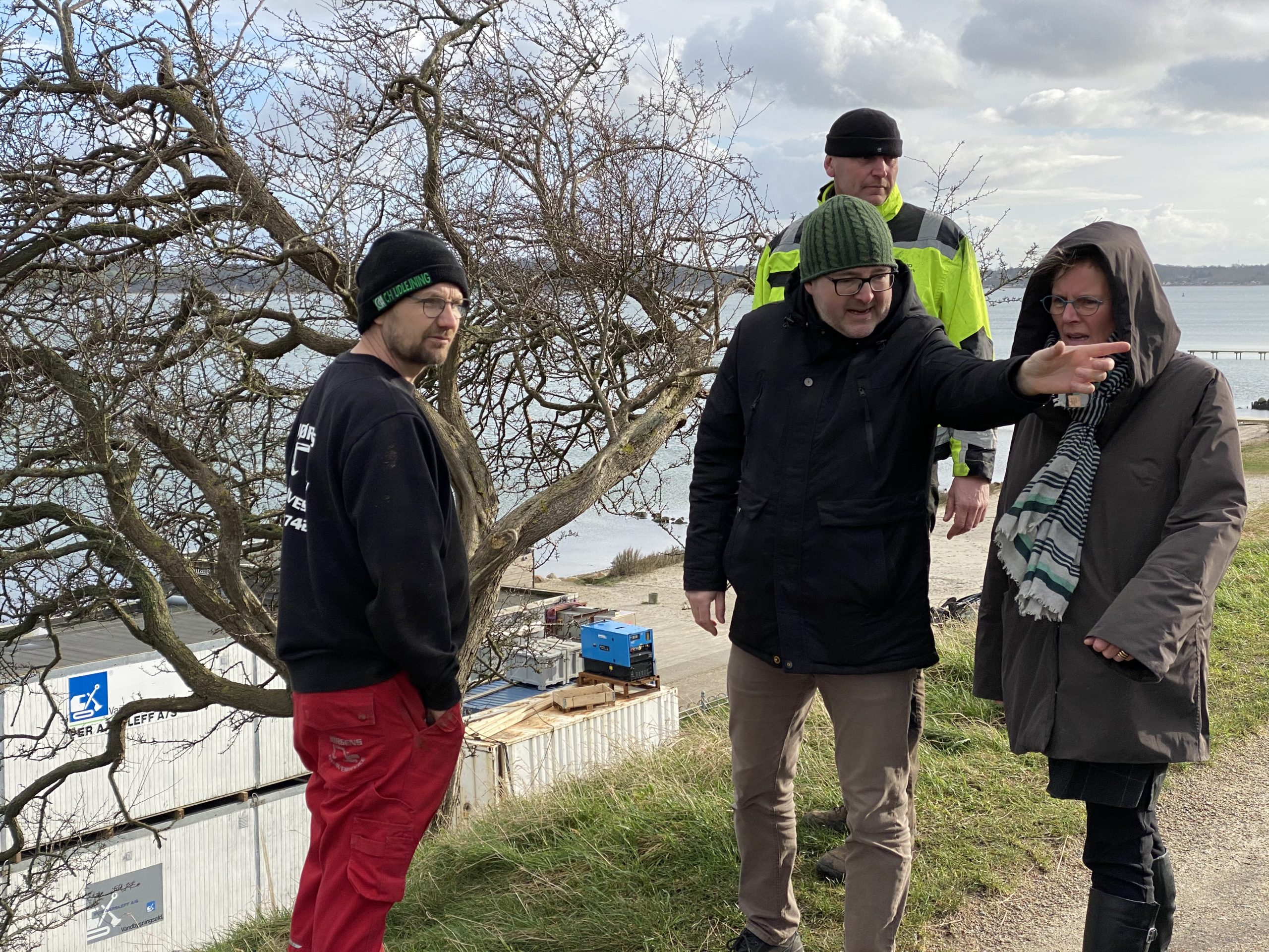Se TV-indslag: Store maskiner taget i brug – jordskred på volden ved Østerstrand afhjulpet