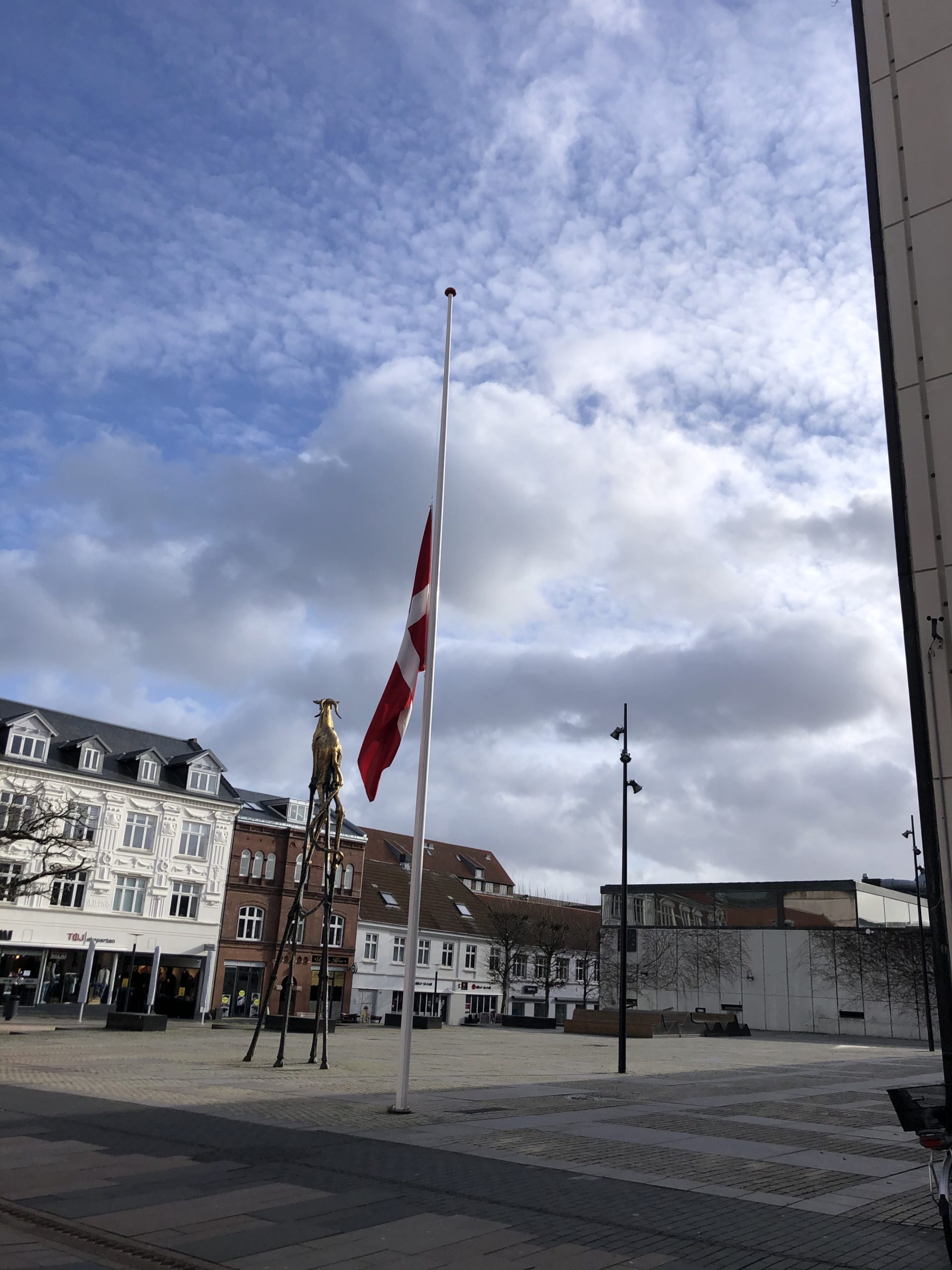 Flaget på halvt på Rådhuset