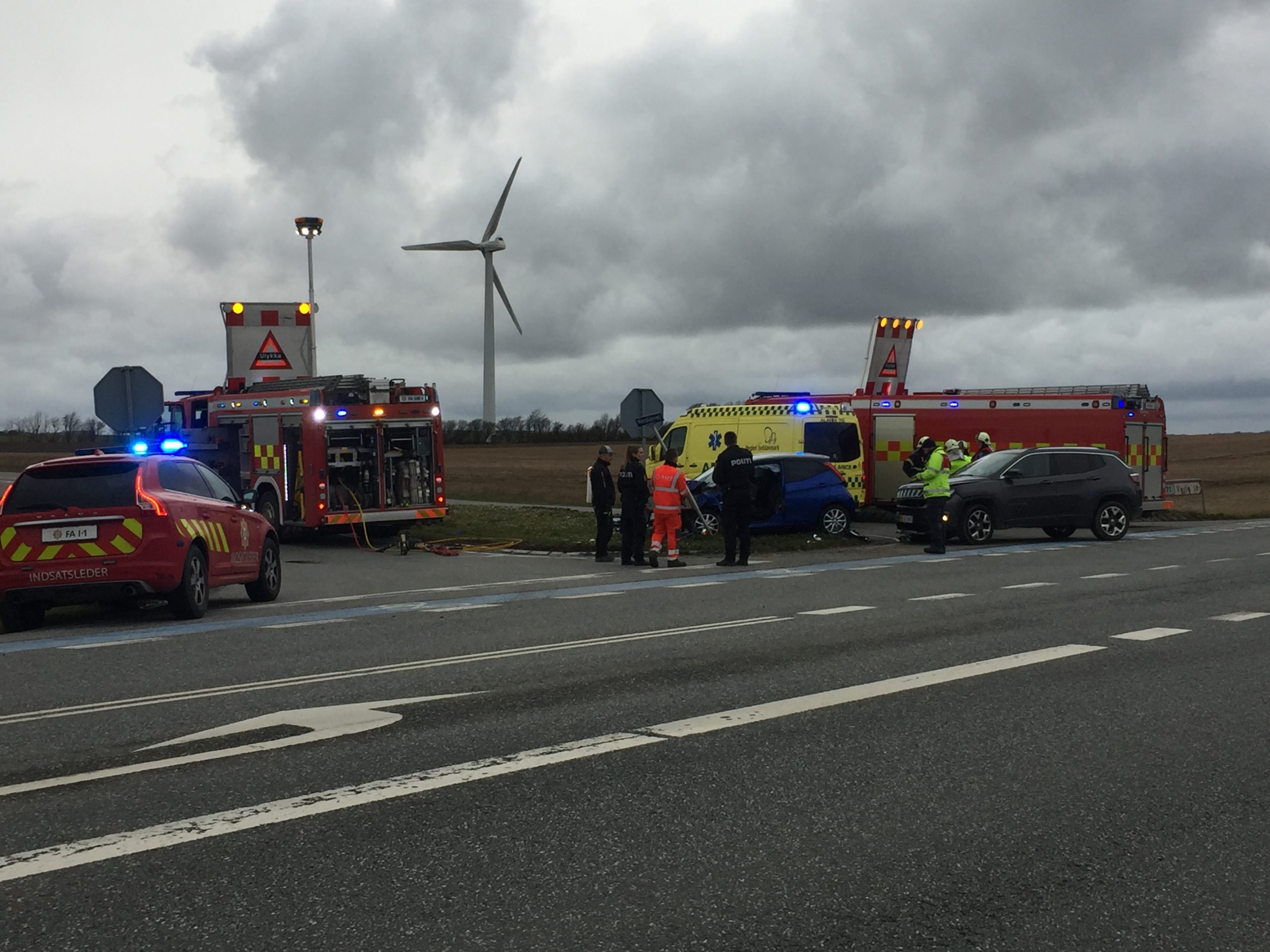 Færdselsuheld: Person fastklemt i personbil