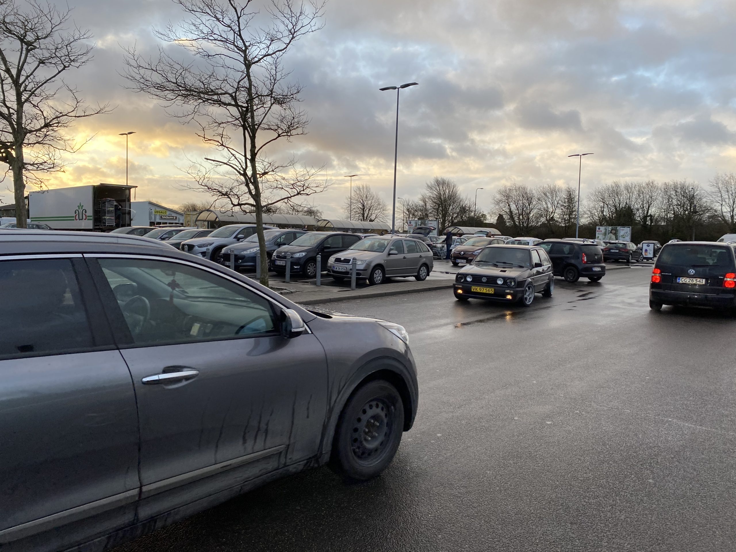 Kø ved kasserne i føtex fra tidlig morgen – regeringen vil gribe ind mod hamstring af fødevarer