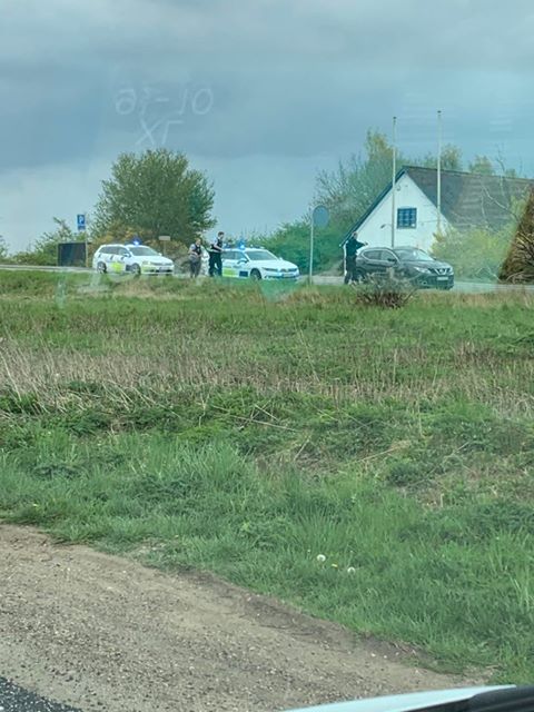 SE VIDEO : Politiet trak våben – bil bragt til standsning indeholdte – det der ligner – en større mængde euforiserende stoffer