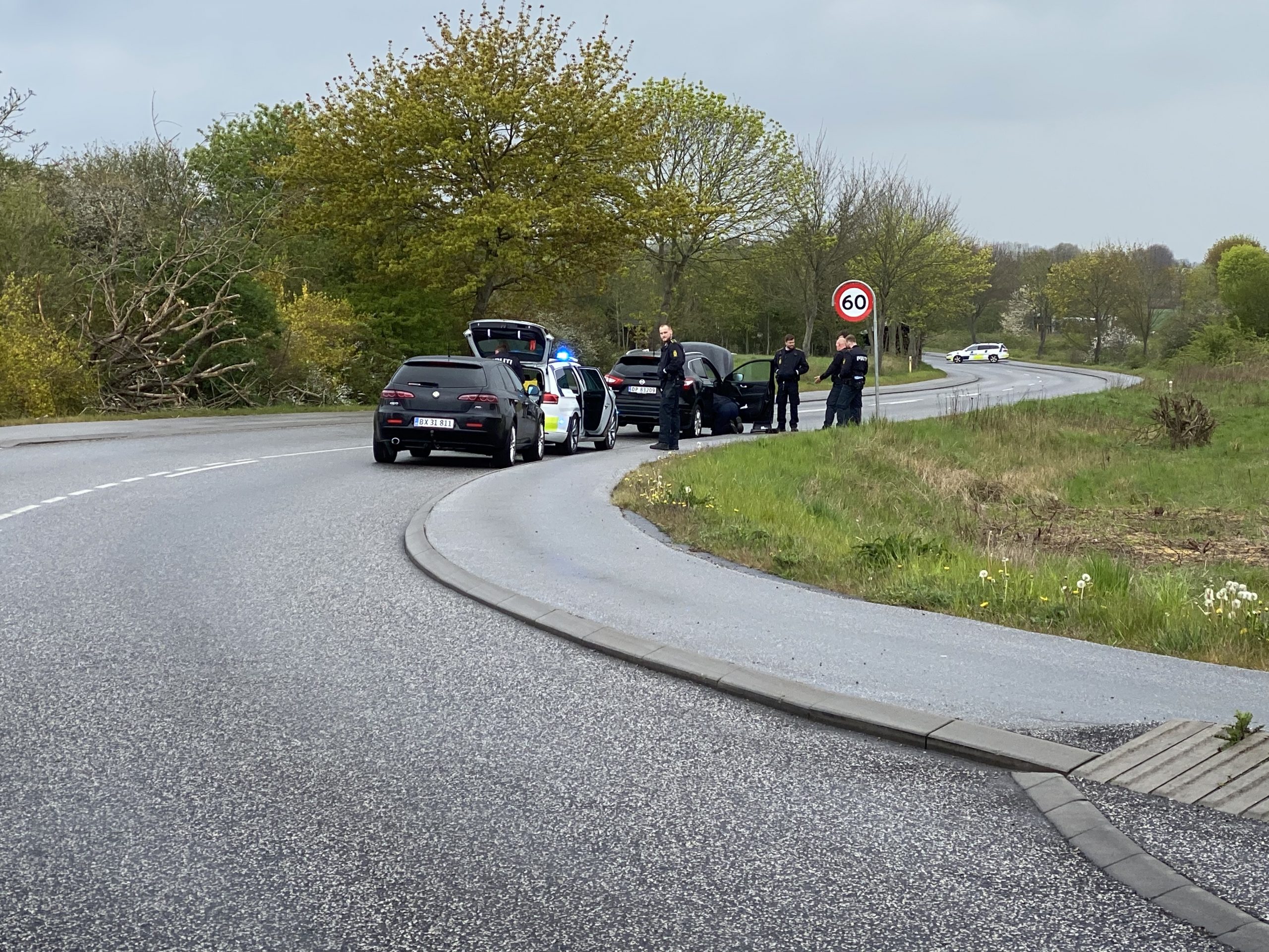 SE VIDEO : Politiet har afspærret et stykke af Adelvej i Taulov.
