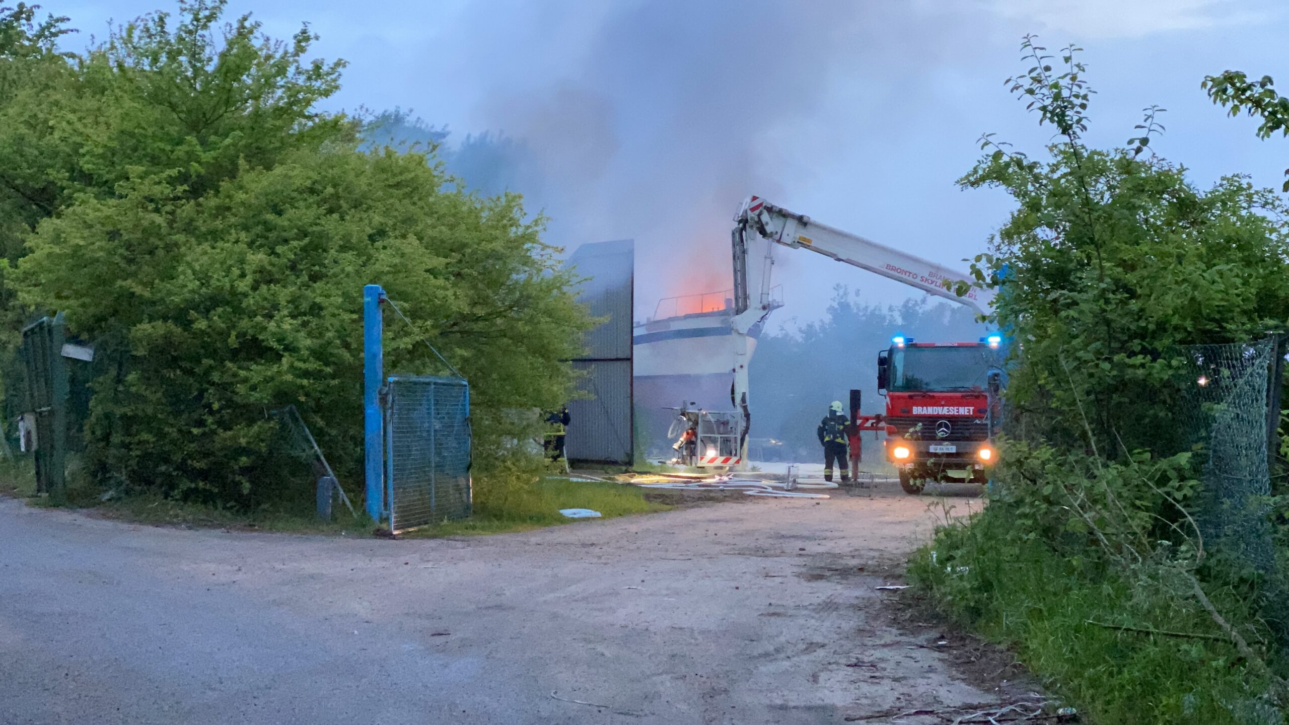 Voldsom brand i gødningoplag på Bundgårdsvej i Erritsø