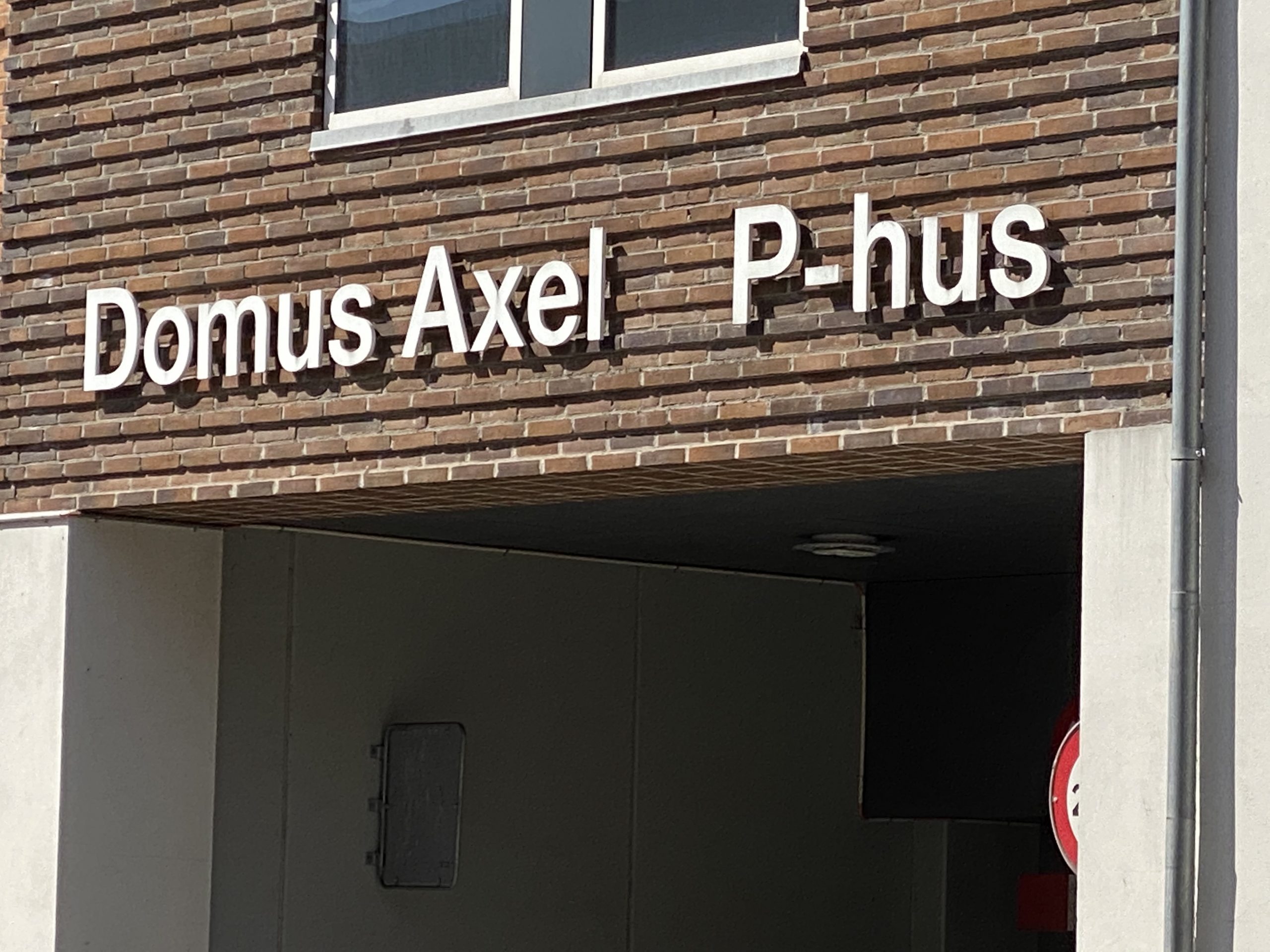29-årig overfaldet i P-hus: Vi skal have styr på de unge