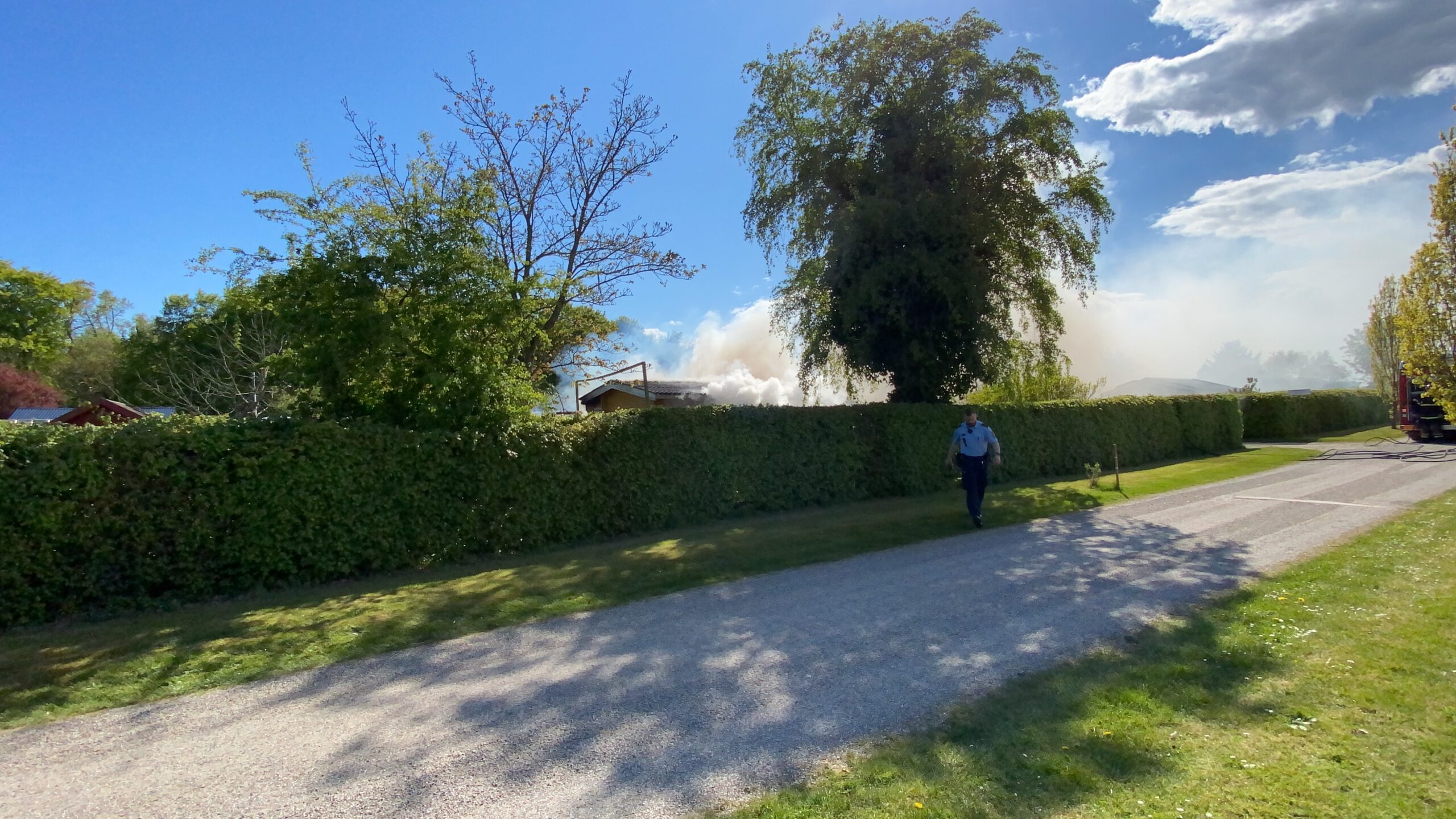SE VIDEO: Brand i kolonihavehus