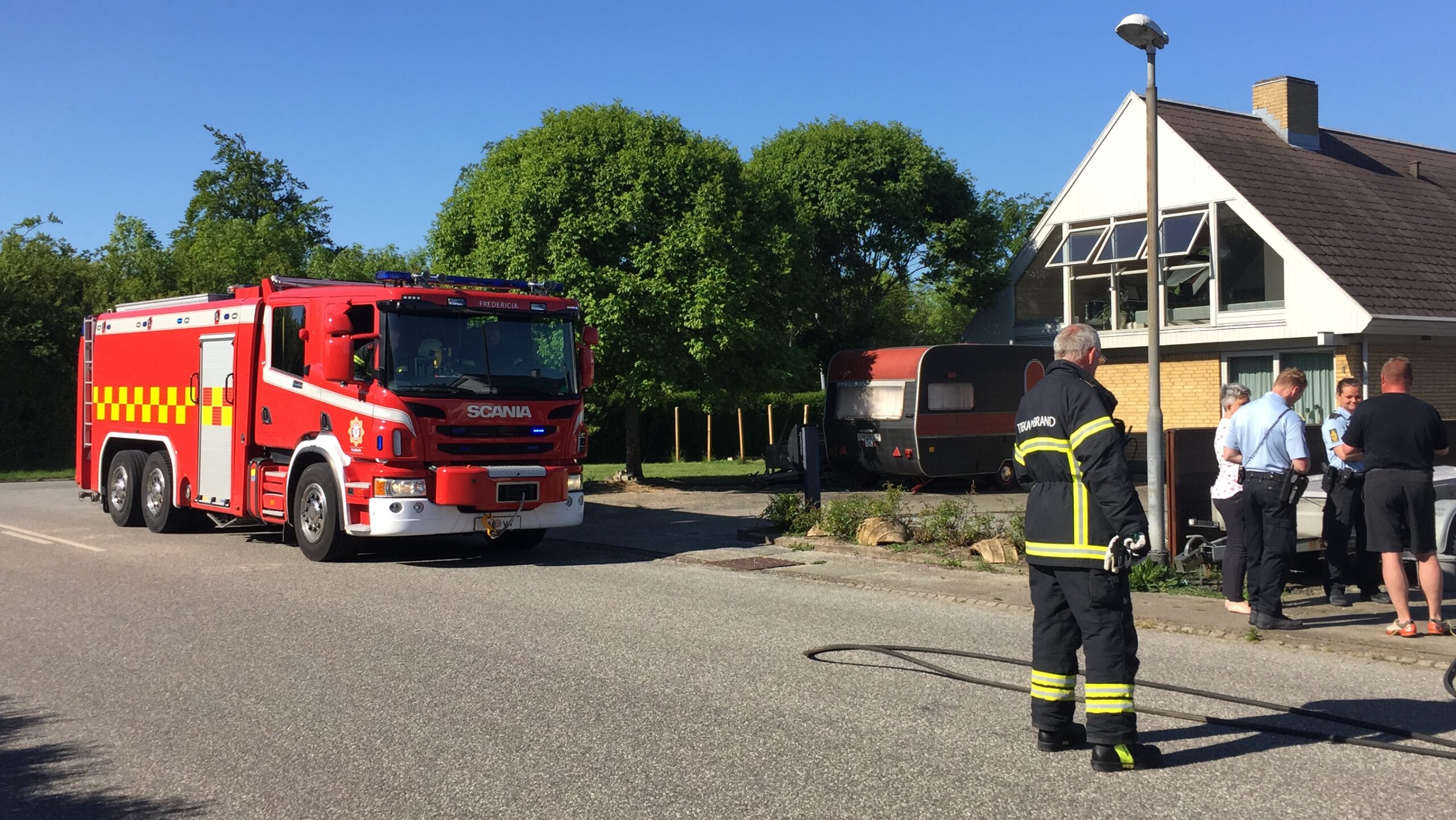 Se video: Ukrudtsbrænder tæt på at antænde villa på Sybjergsvej